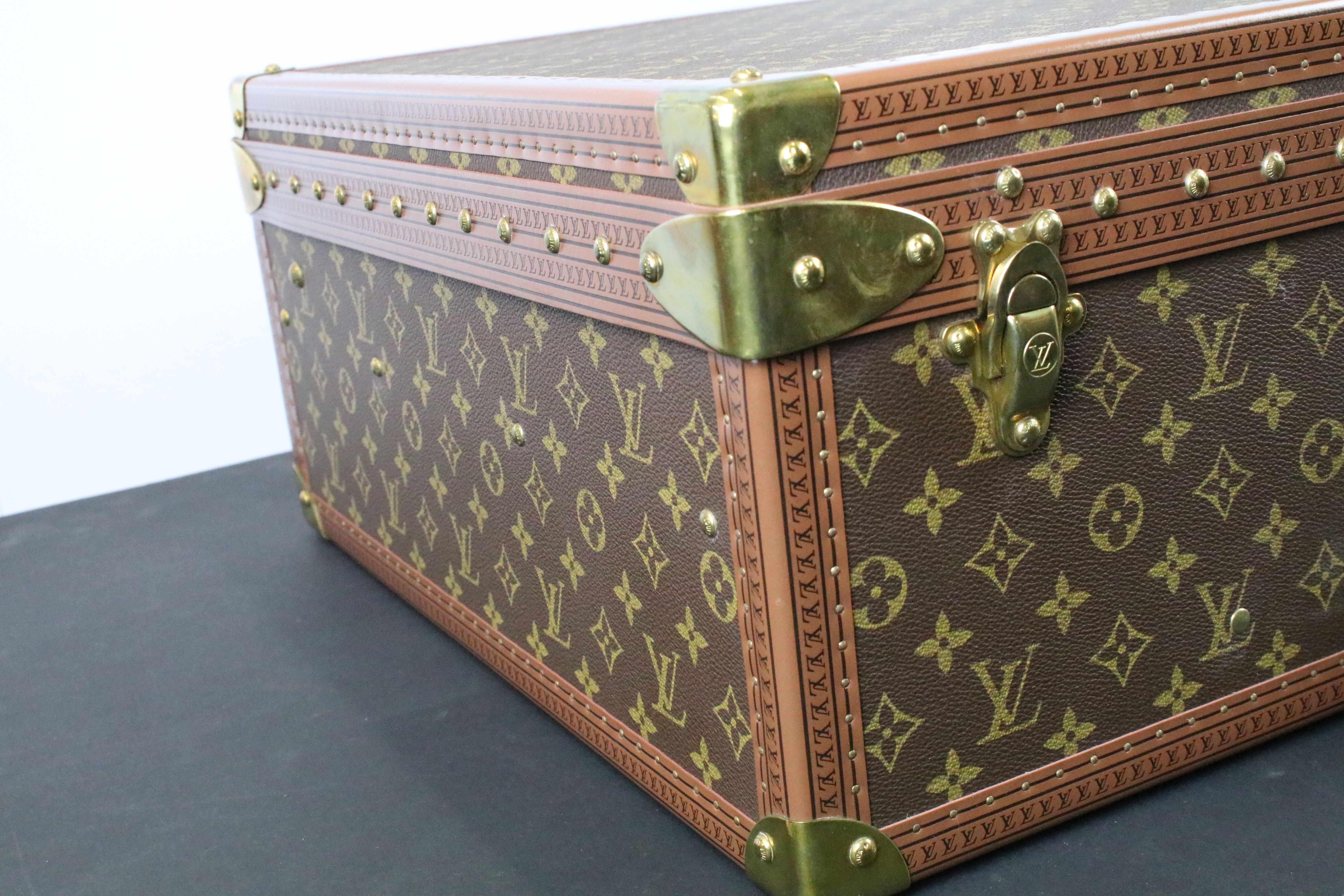 Louis Vuitton - Monogrammed canvas trunk with brass fittings and lock, opening to reveal beige - Image 13 of 17