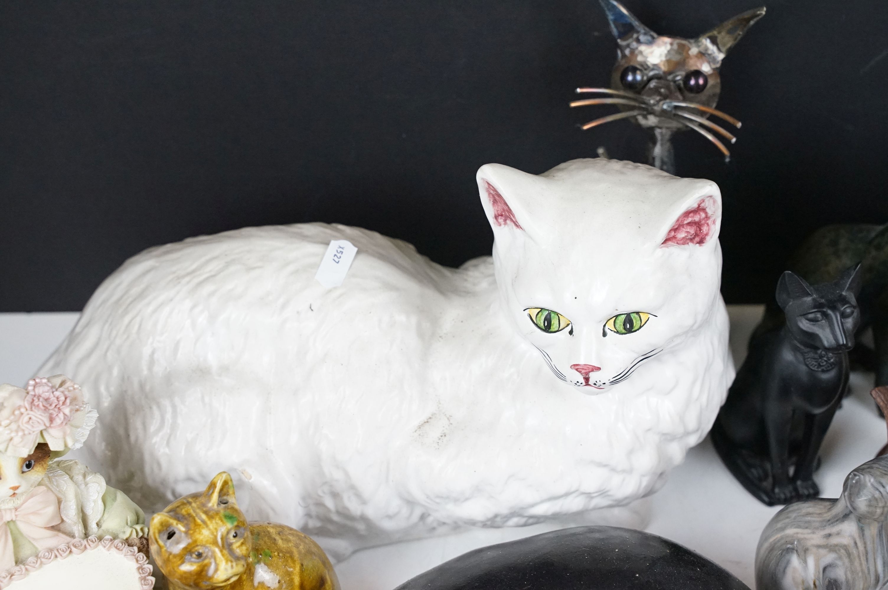 Collection of mixed cat ornaments & collectables, featuring Goebel, Royal Doulton, Mdina Glass, - Image 8 of 10