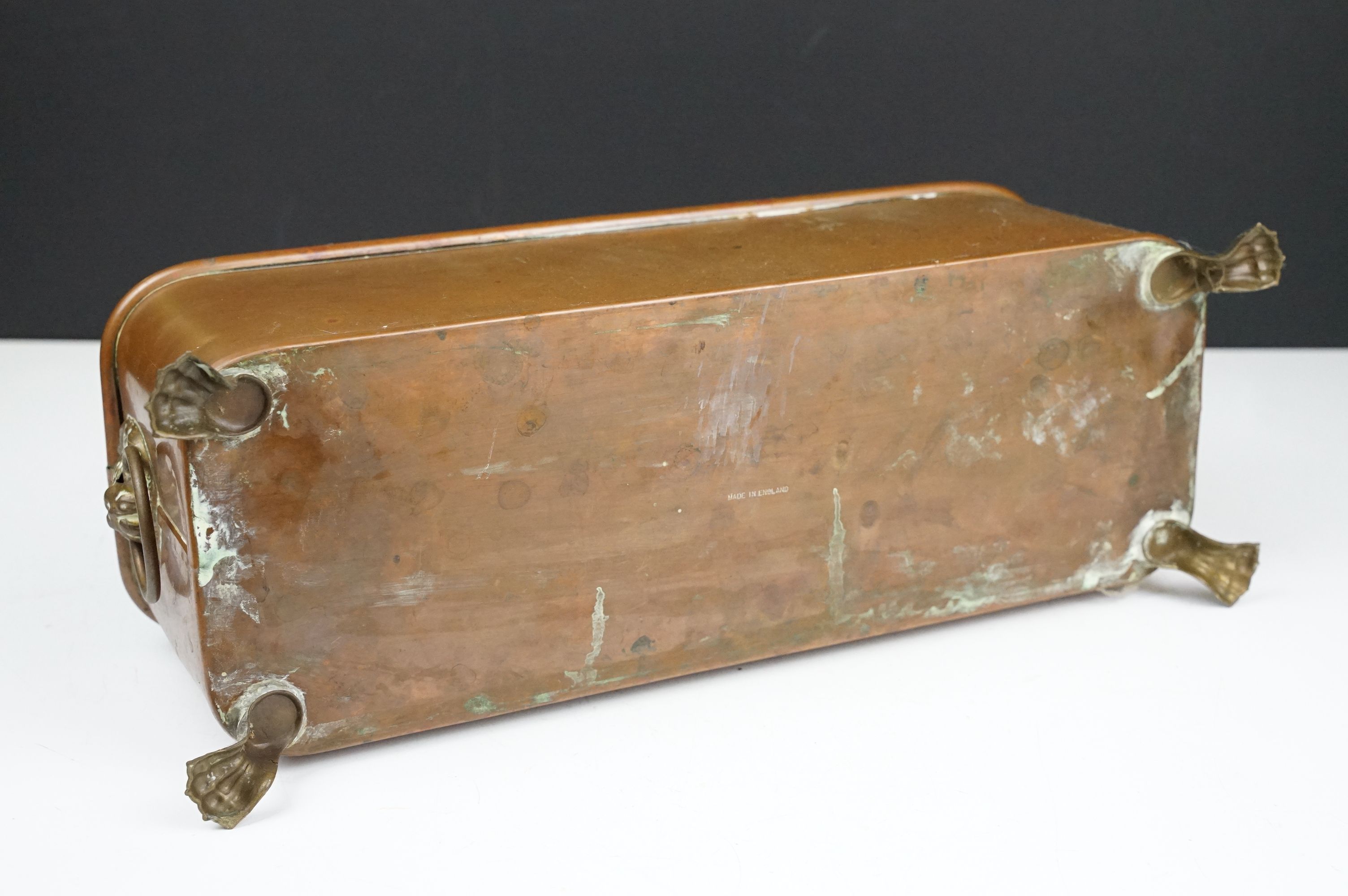 Copper planter of rectangular form with rounded corners and rolled edge, having a pair of lion - Bild 5 aus 5