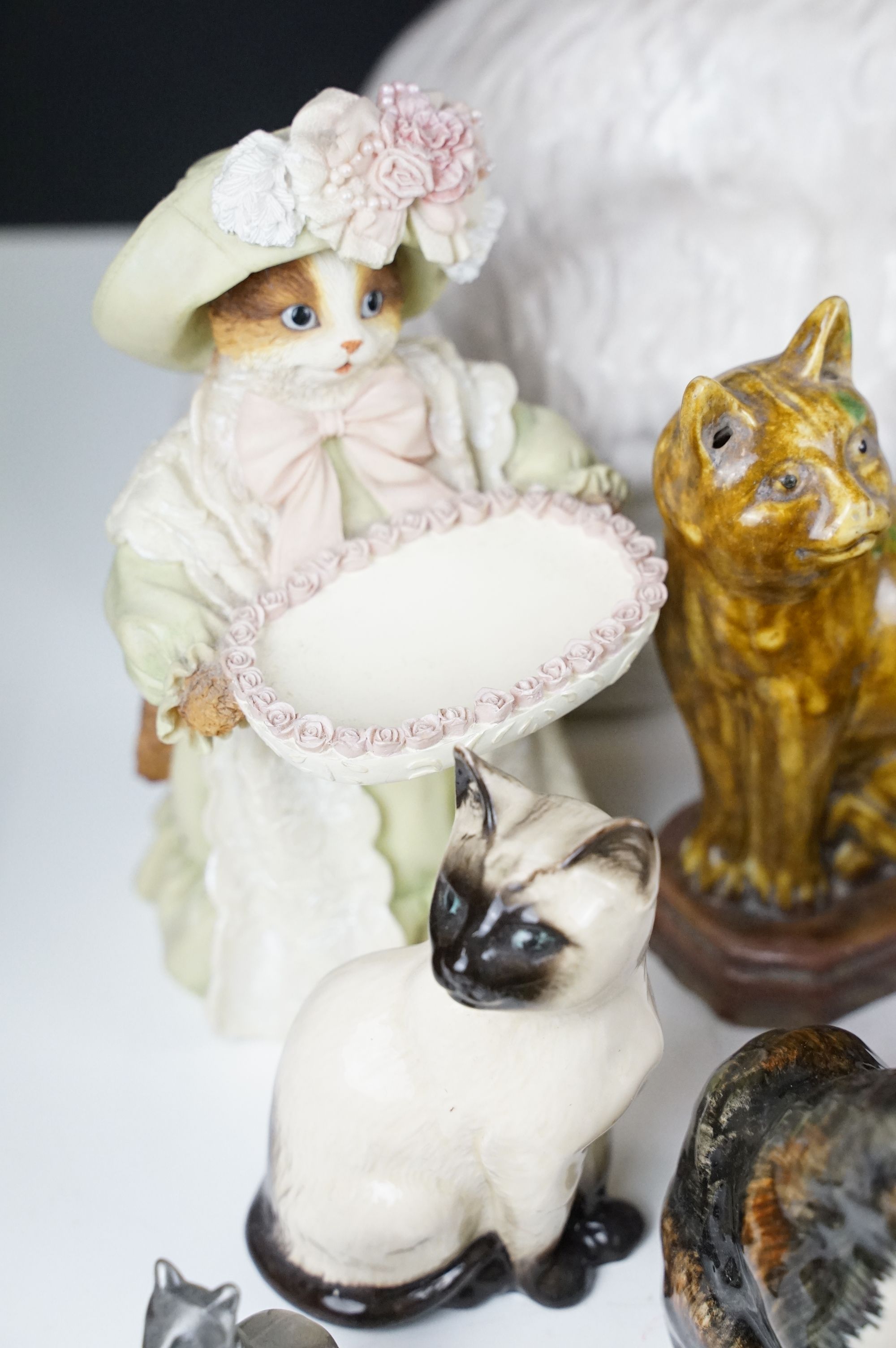 Collection of mixed cat ornaments & collectables, featuring Goebel, Royal Doulton, Mdina Glass, - Image 9 of 10