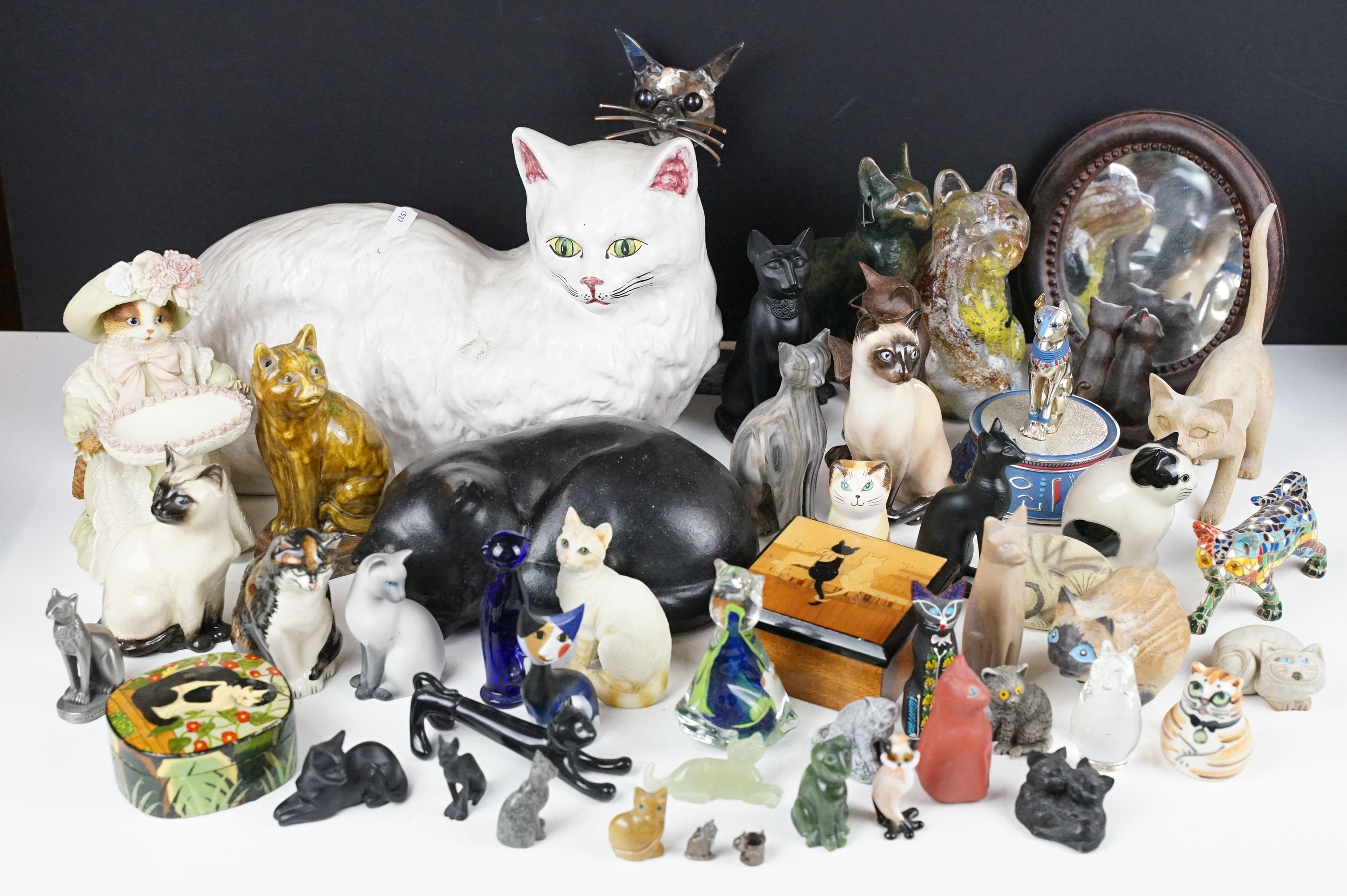 Collection of mixed cat ornaments & collectables, featuring Goebel, Royal Doulton, Mdina Glass,