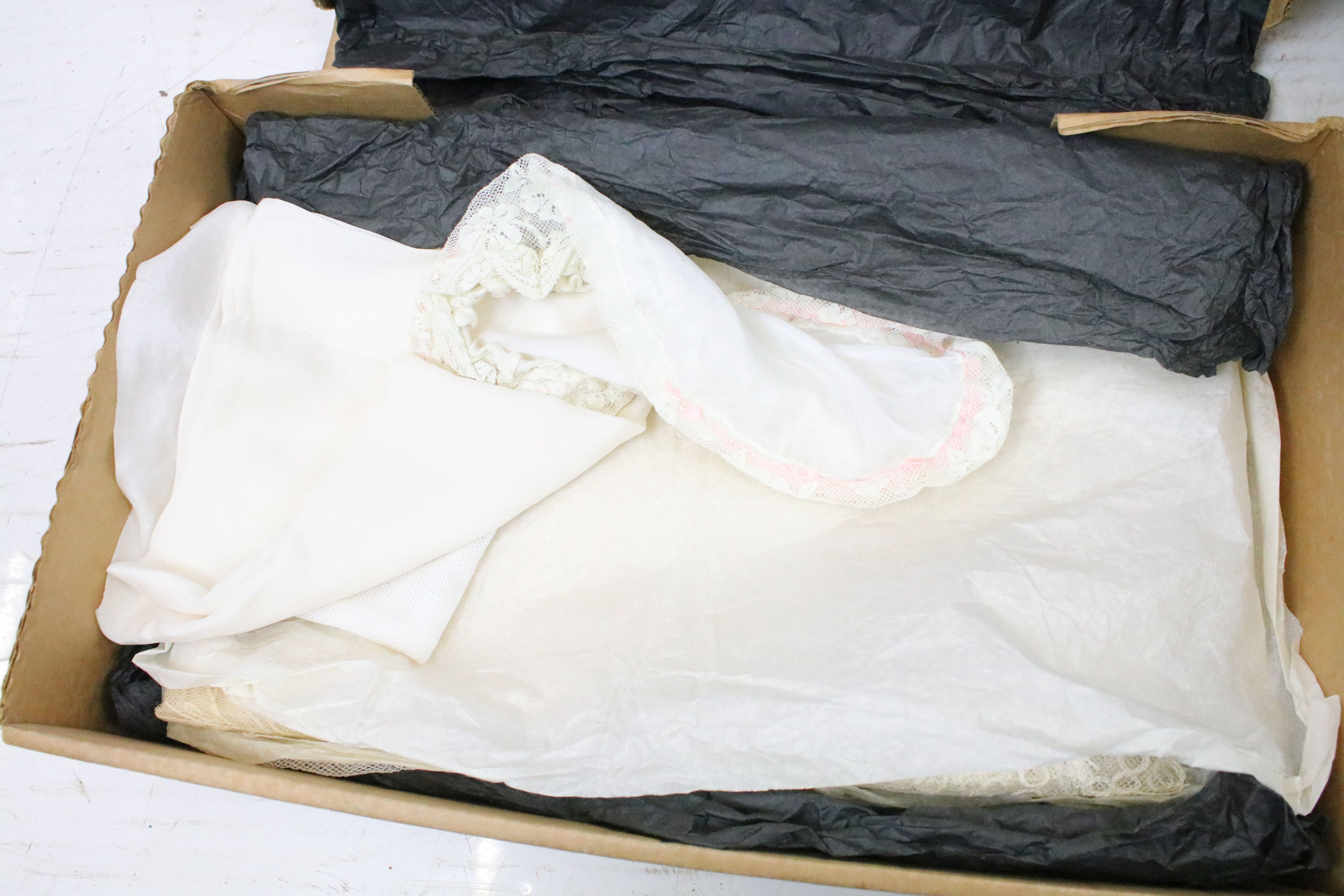 Collection of linens and lace to include a 1920s wedding dress (hand stitched), embroidered first - Image 2 of 9