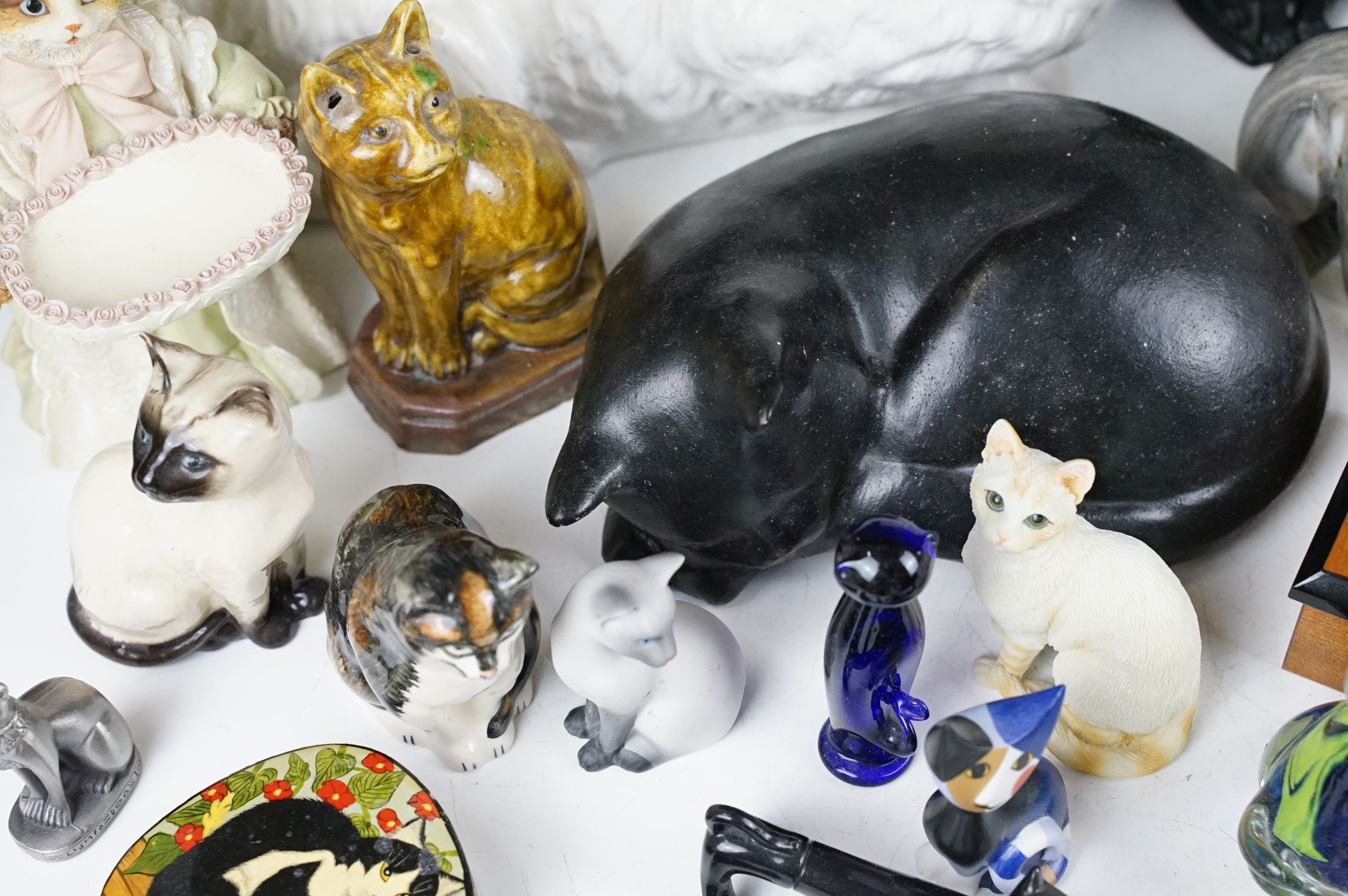 Collection of mixed cat ornaments & collectables, featuring Goebel, Royal Doulton, Mdina Glass, - Image 5 of 10