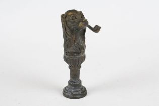 Bronze pipe tamper in the form of a dog with his pipe, approx 6cm tall