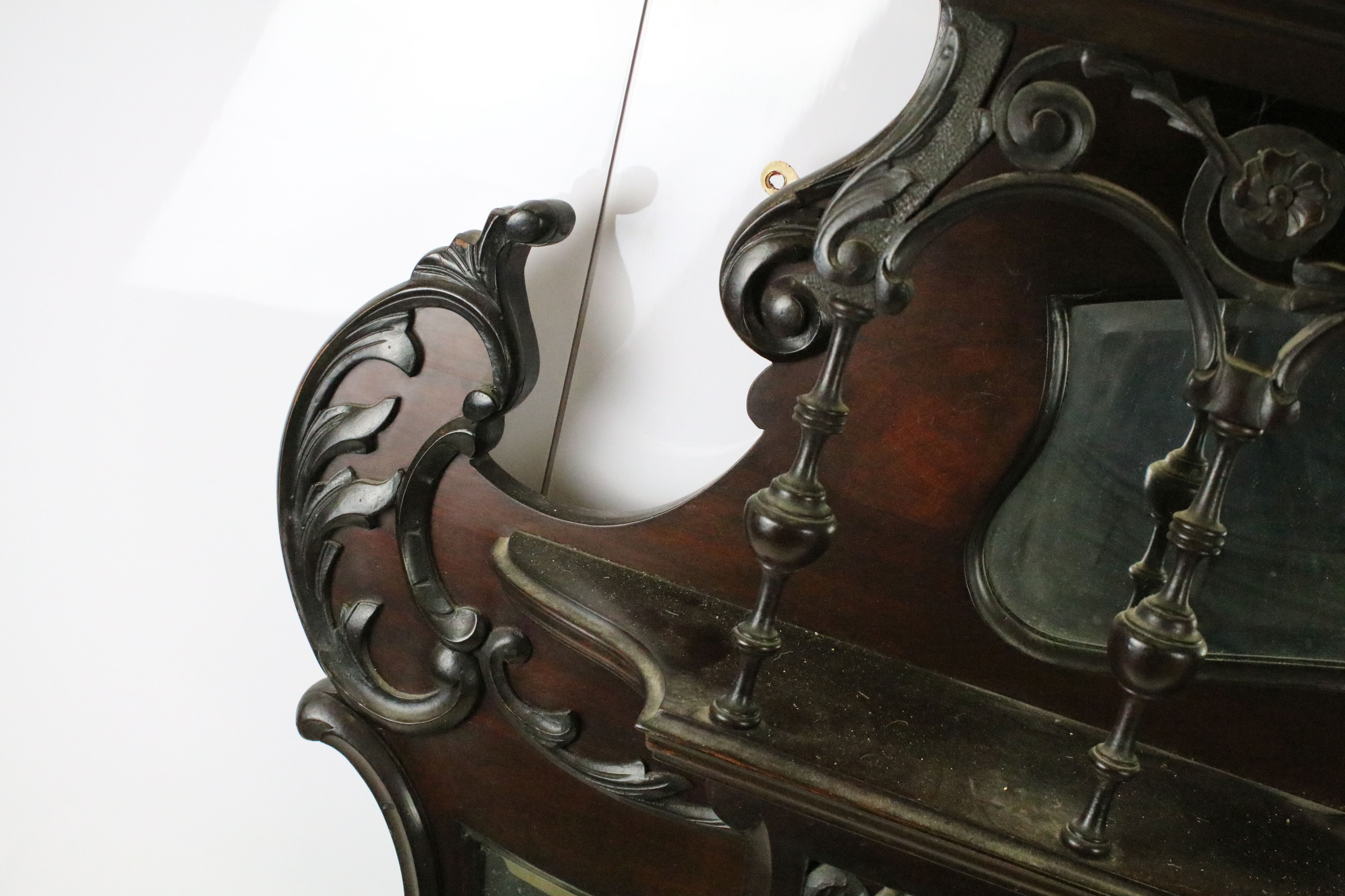 Art Nouveau mahogany overmantel mirror, carved with scrolling flowers and foliage, with two candle - Bild 2 aus 5