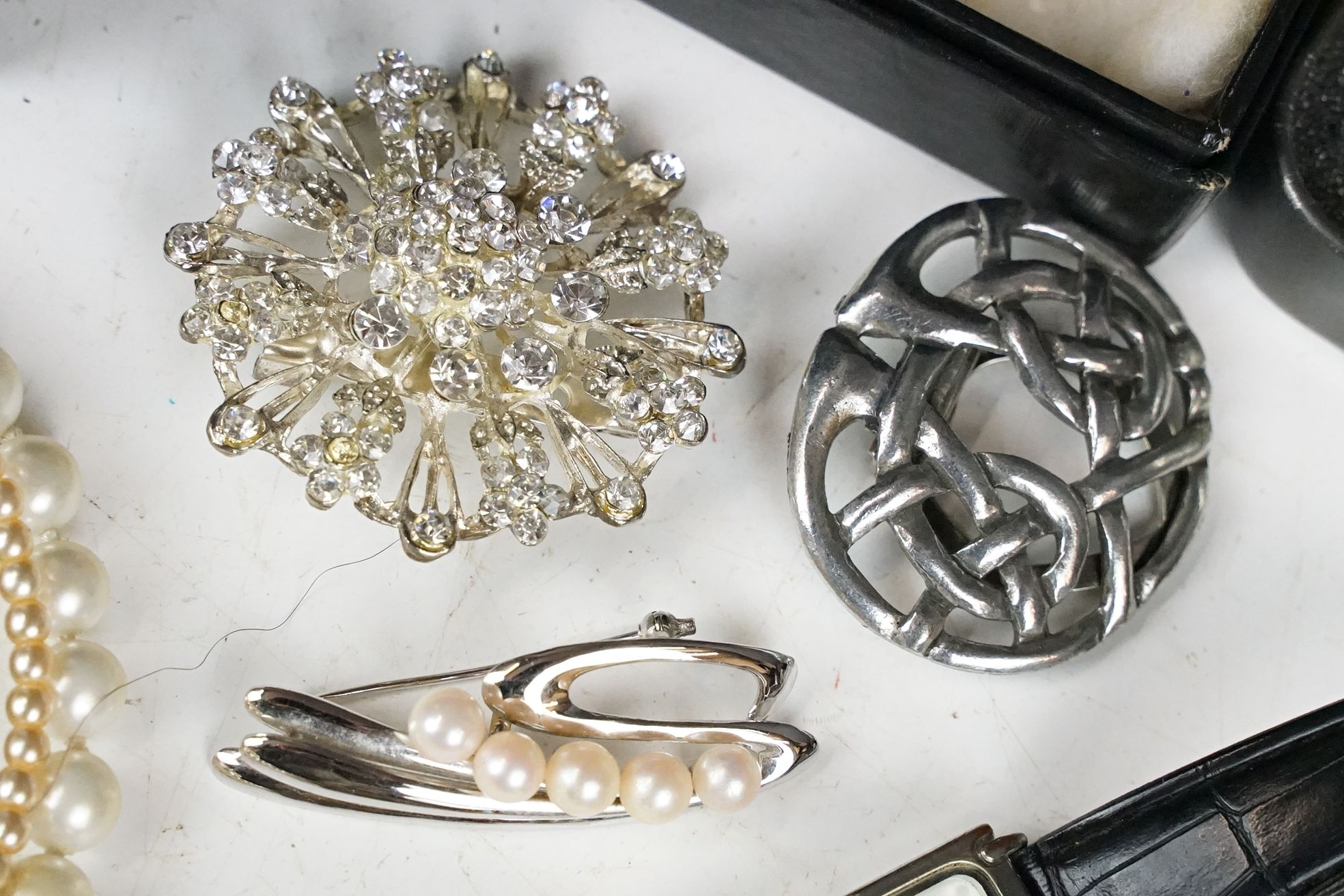 A small collection of vintage and contemporary costume jewellery together with a small group of - Image 5 of 12