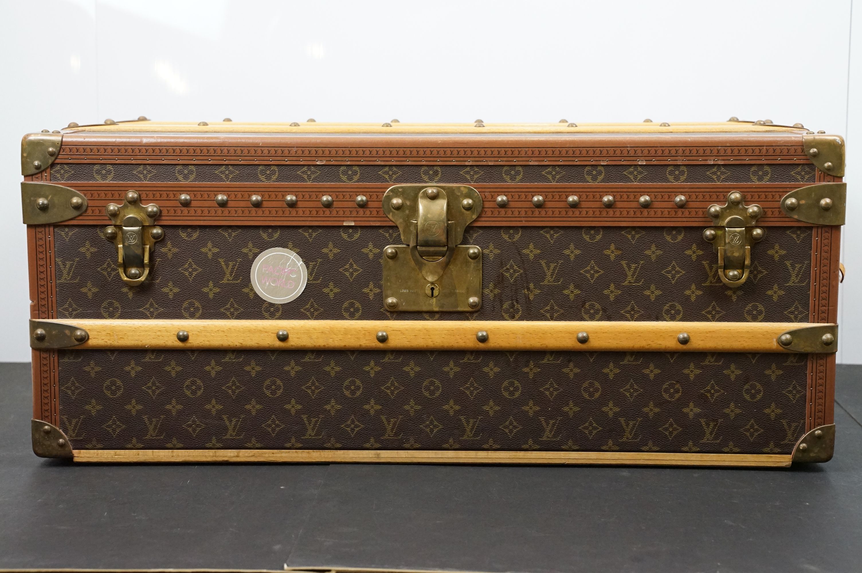 Louis Vuitton - Monogrammed canvas travel trunk having branded leather banding, wooden slats, - Image 11 of 32