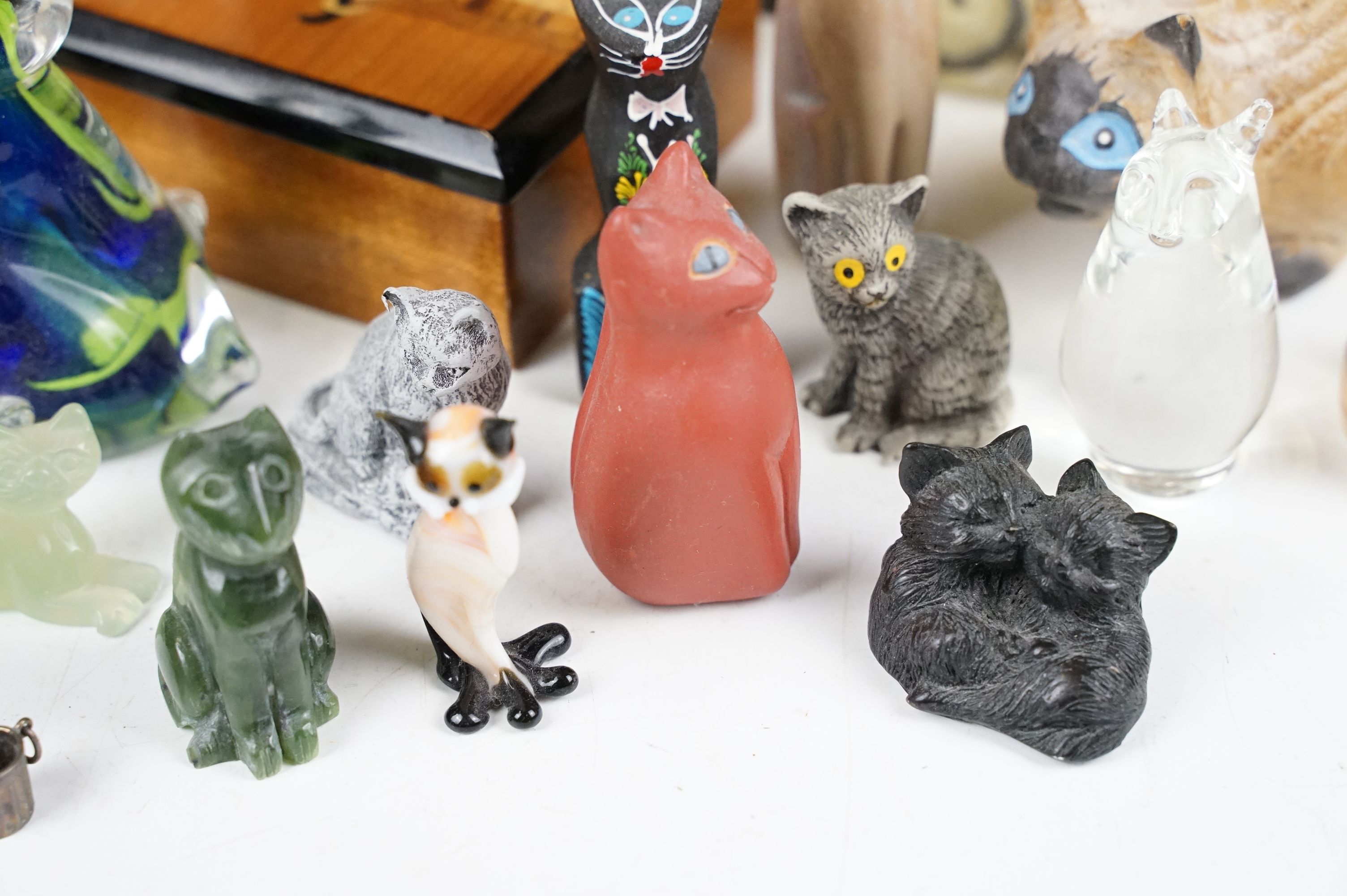 Collection of mixed cat ornaments & collectables, featuring Goebel, Royal Doulton, Mdina Glass, - Image 2 of 10