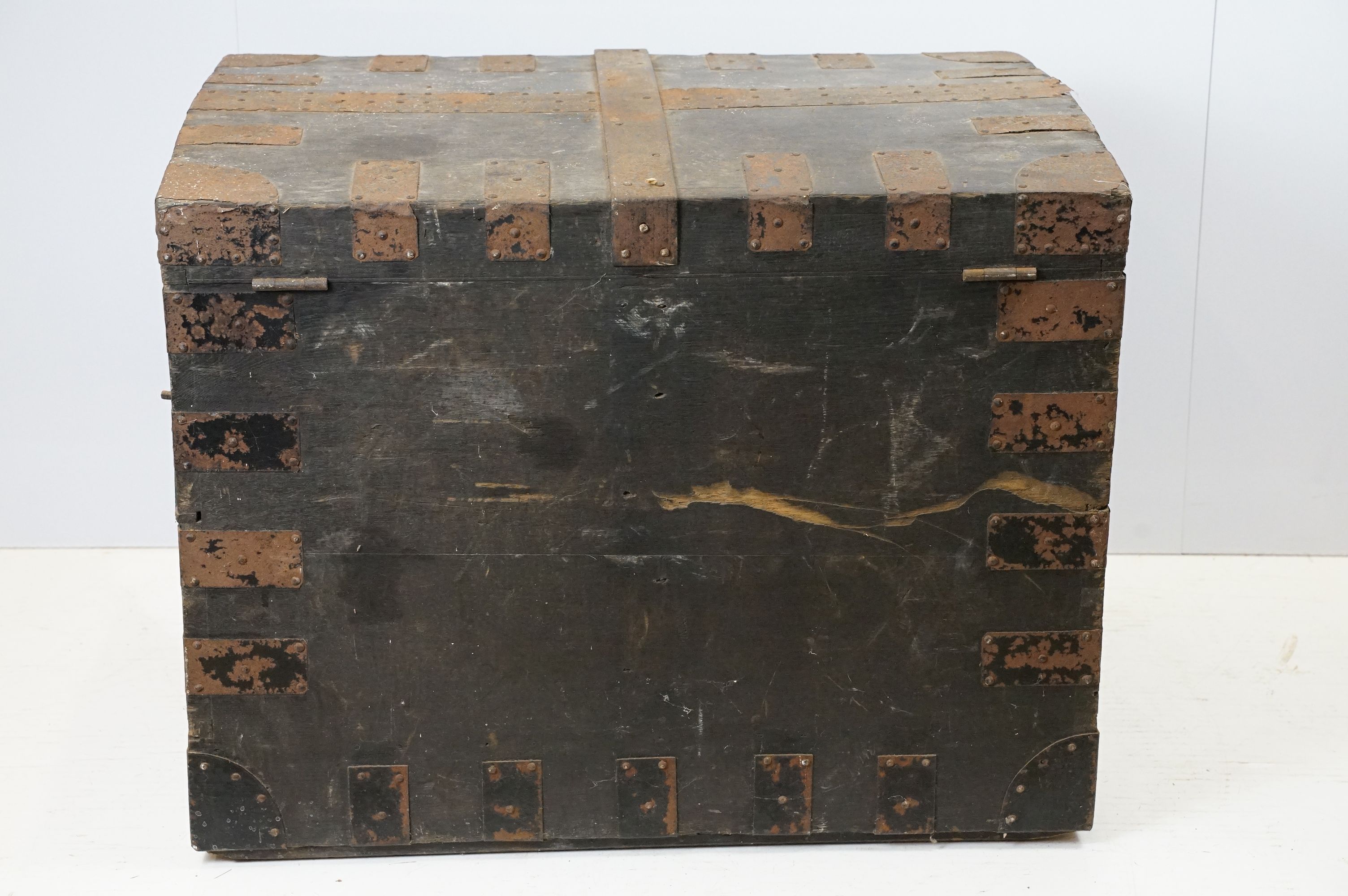 Early 20th century oak and metal mounted travelling trunk, with two handles to each side, brass - Image 10 of 10