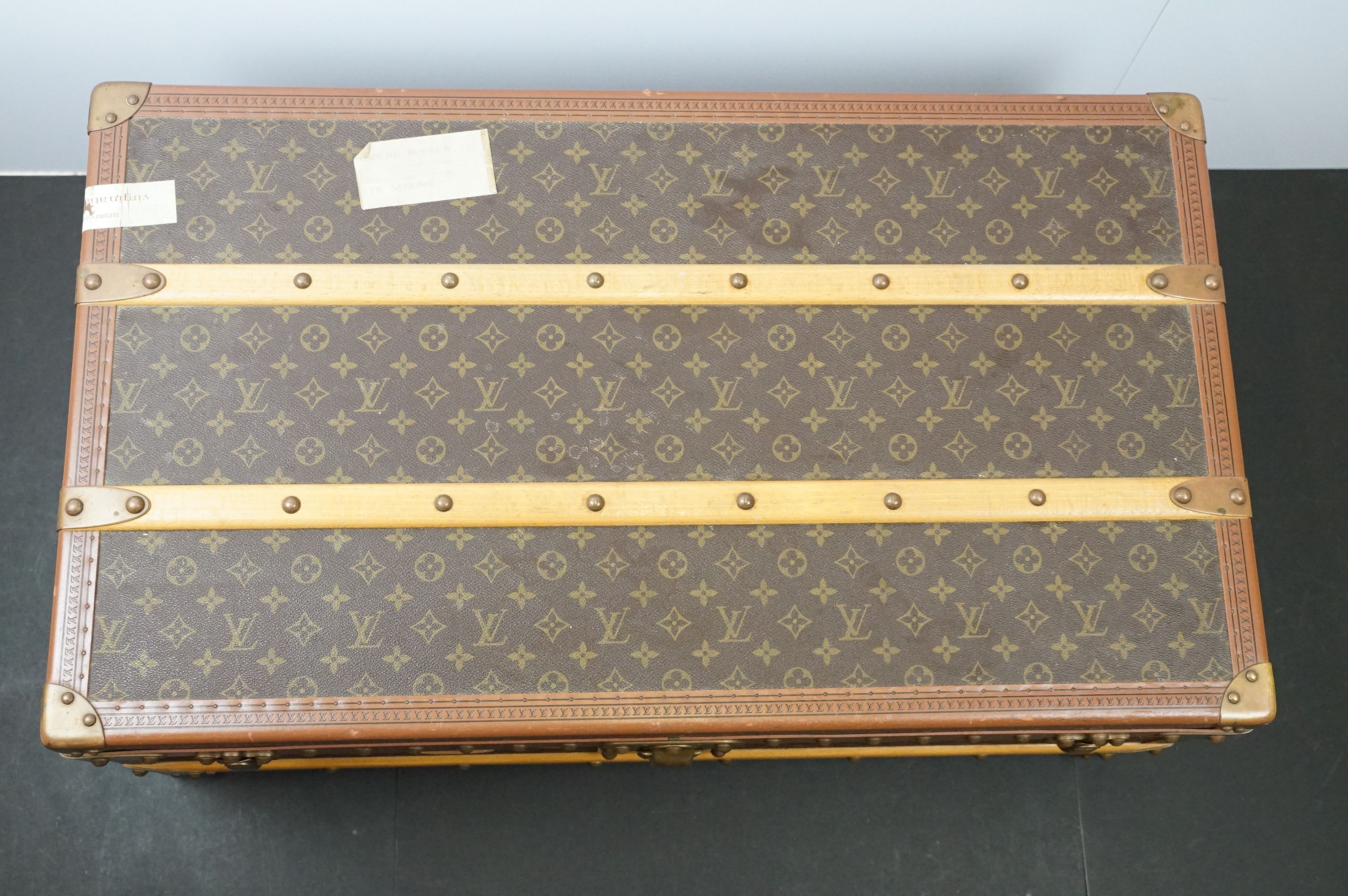Louis Vuitton - Monogrammed canvas travel trunk having branded leather banding, wooden slats, - Image 3 of 32