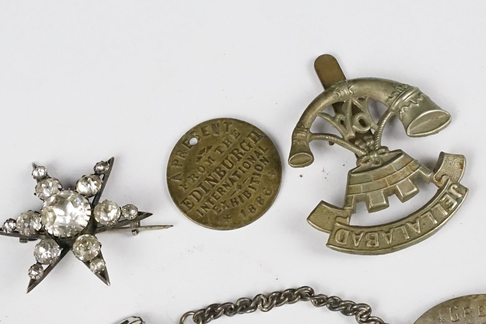 A small group of mixed collectables to include pocket compass, whistle, military badges...etc.. - Image 2 of 8