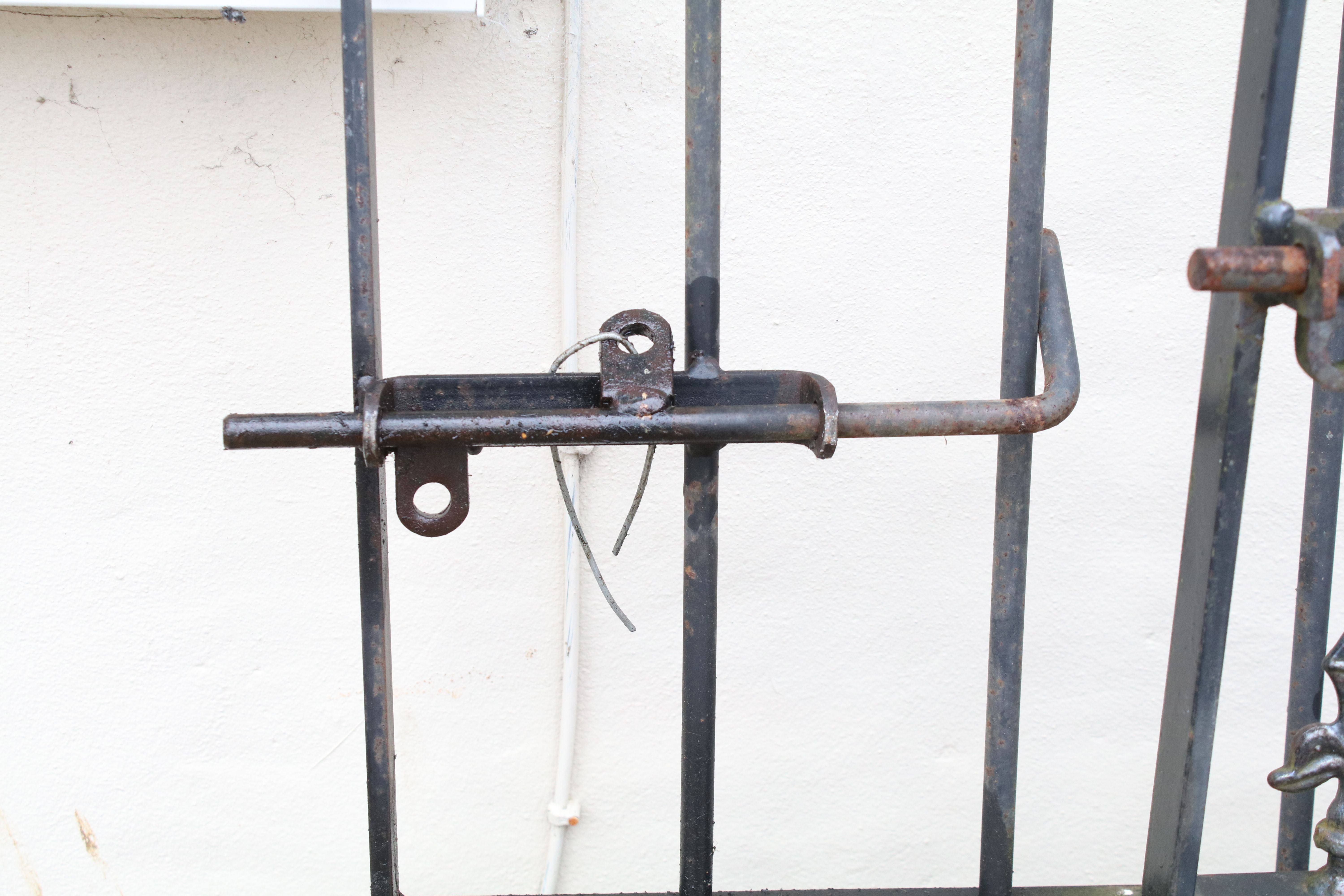 Two wrought iron metal gates, with two gate posts, the larger 170cm high x 115cm wide (including - Image 3 of 6