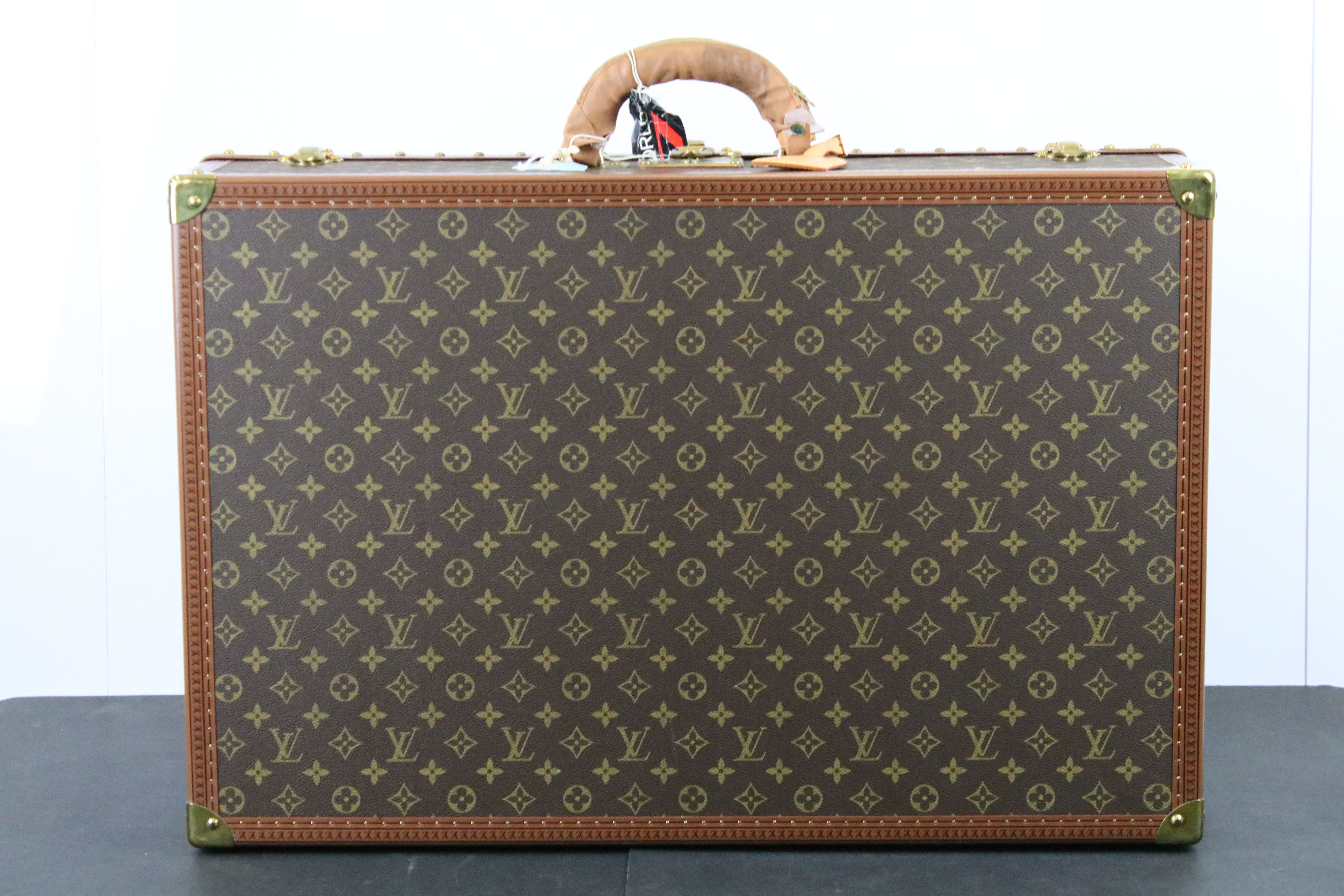 Louis Vuitton - Monogrammed canvas trunk with brass fittings and lock, opening to reveal beige - Image 2 of 17