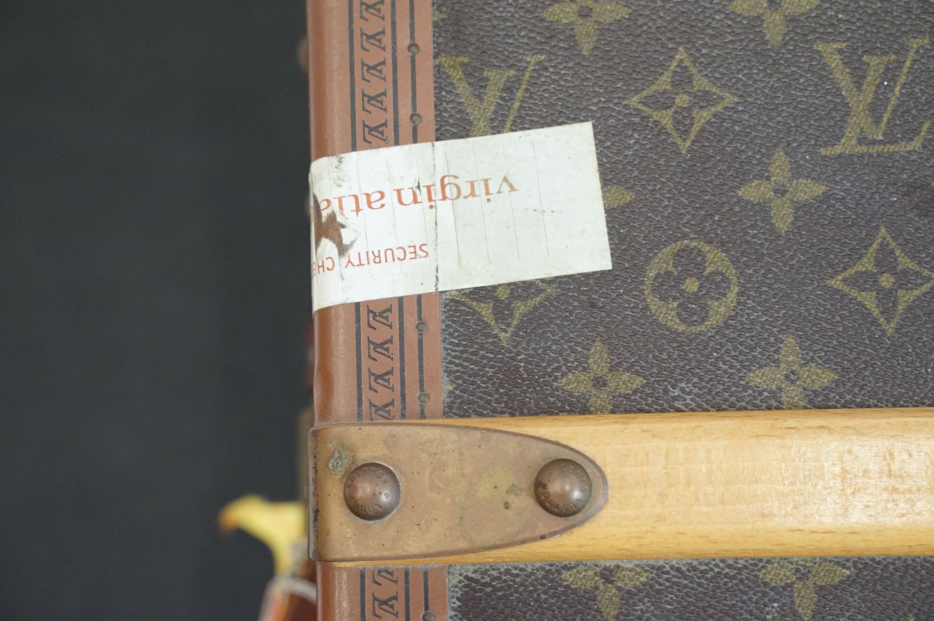 Louis Vuitton - Monogrammed canvas travel trunk having branded leather banding, wooden slats, - Image 17 of 32