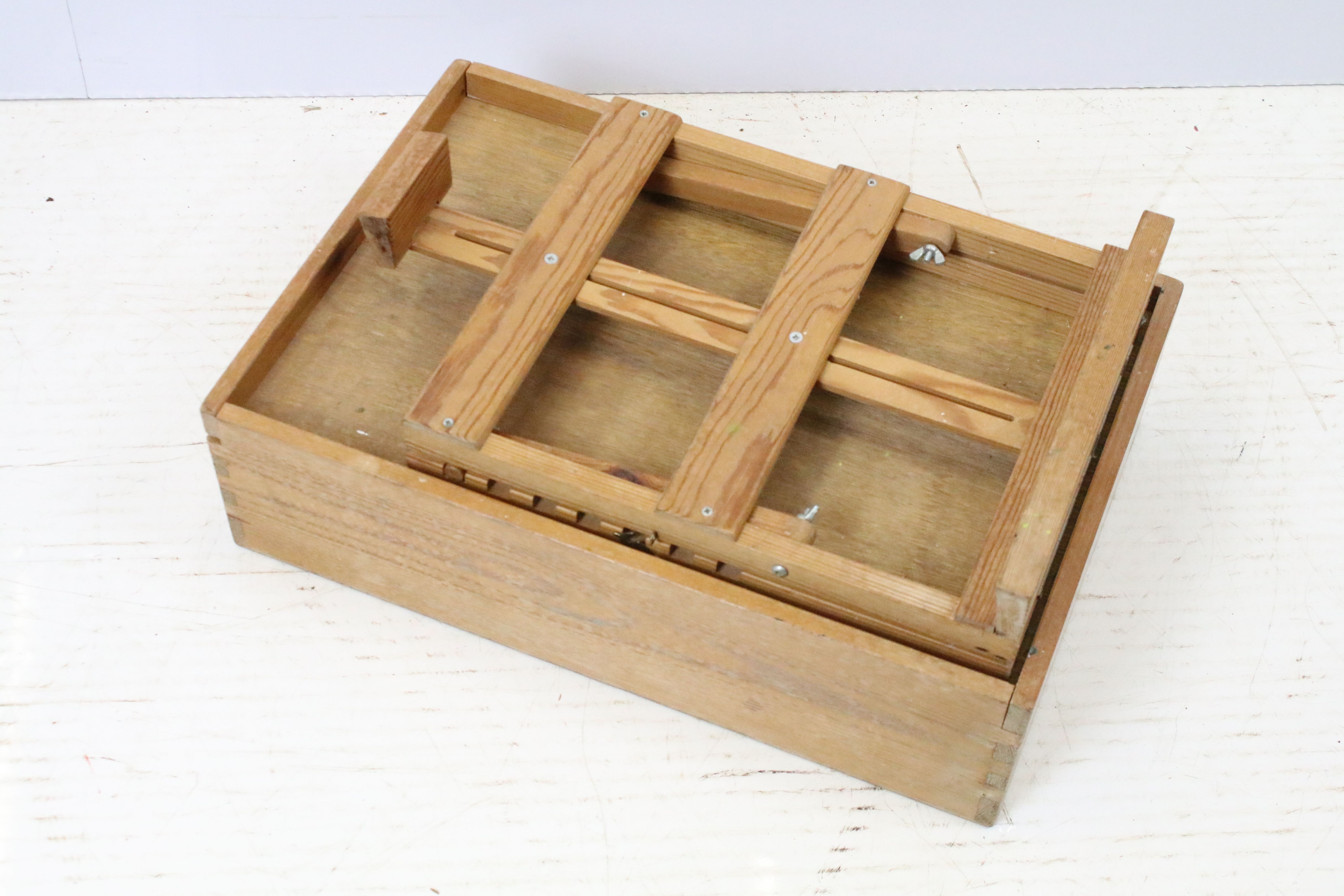 Artist field easel and plant box, 19cm high x 49cm long x 30.5cm deep - Image 6 of 6