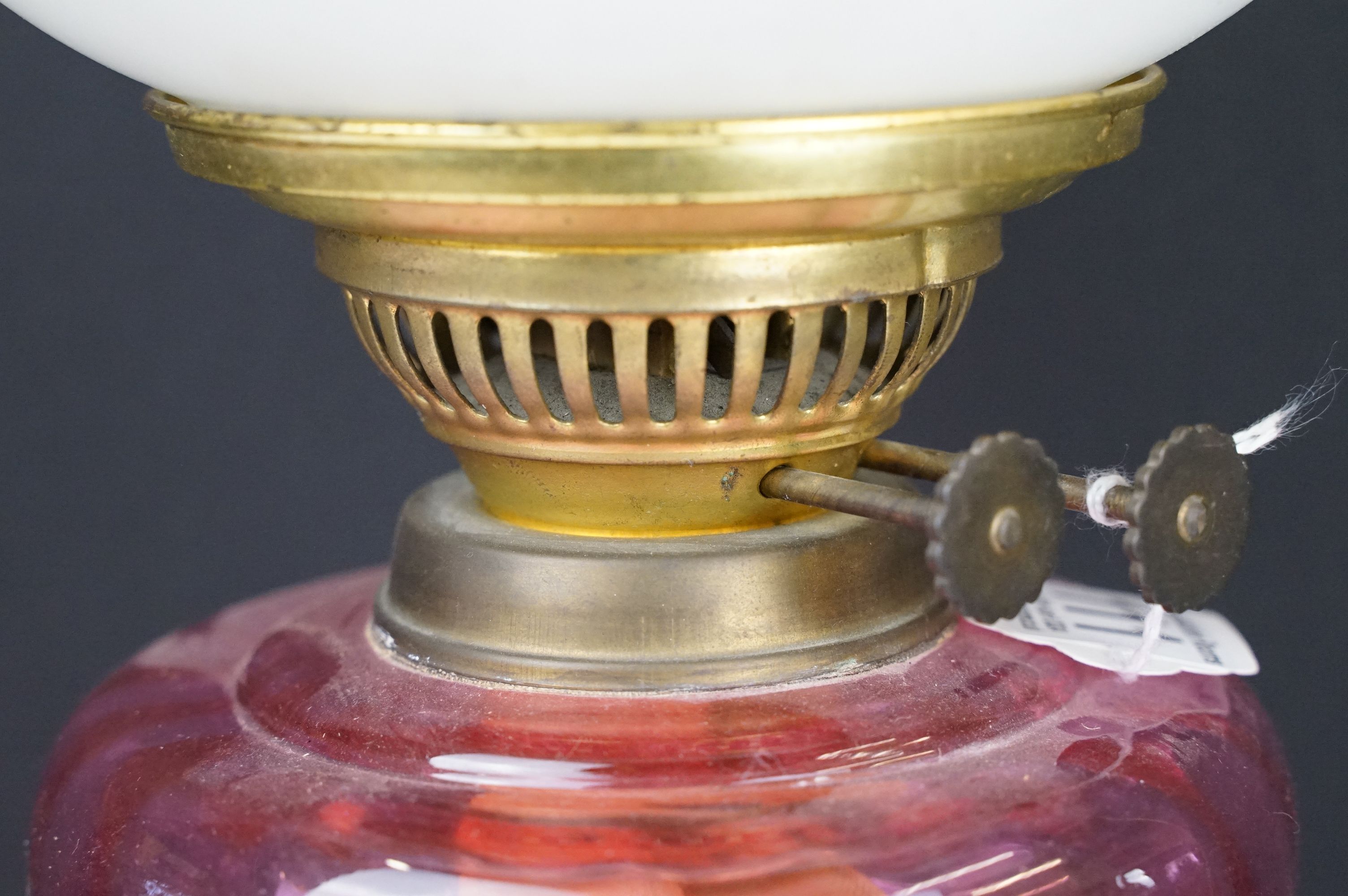 Early 20th century brass oil lamp, the white glass shade with floral detail, with cranberry glass - Image 5 of 7