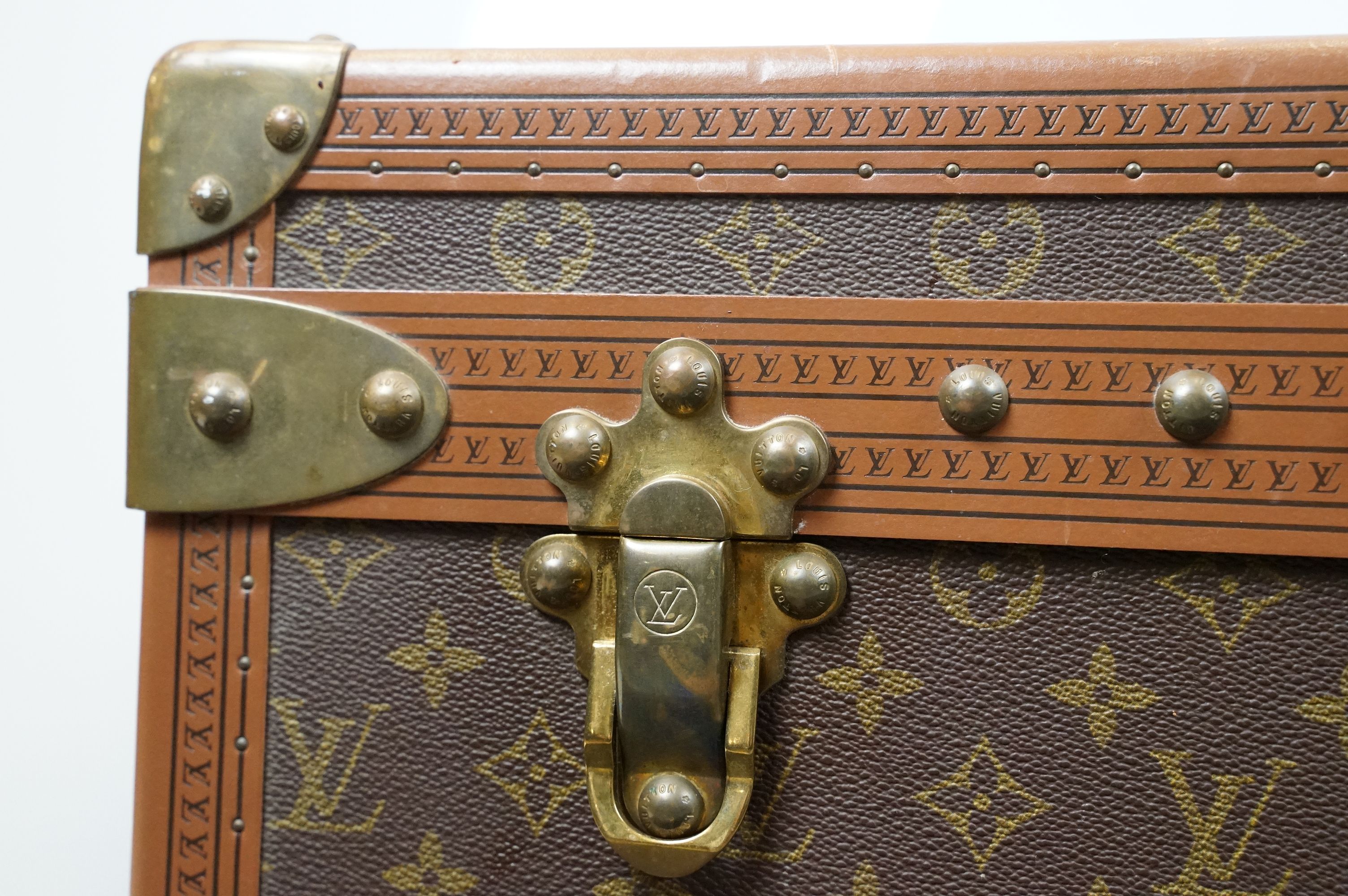 Louis Vuitton - Monogrammed canvas travel trunk having branded leather banding, wooden slats, - Image 12 of 32