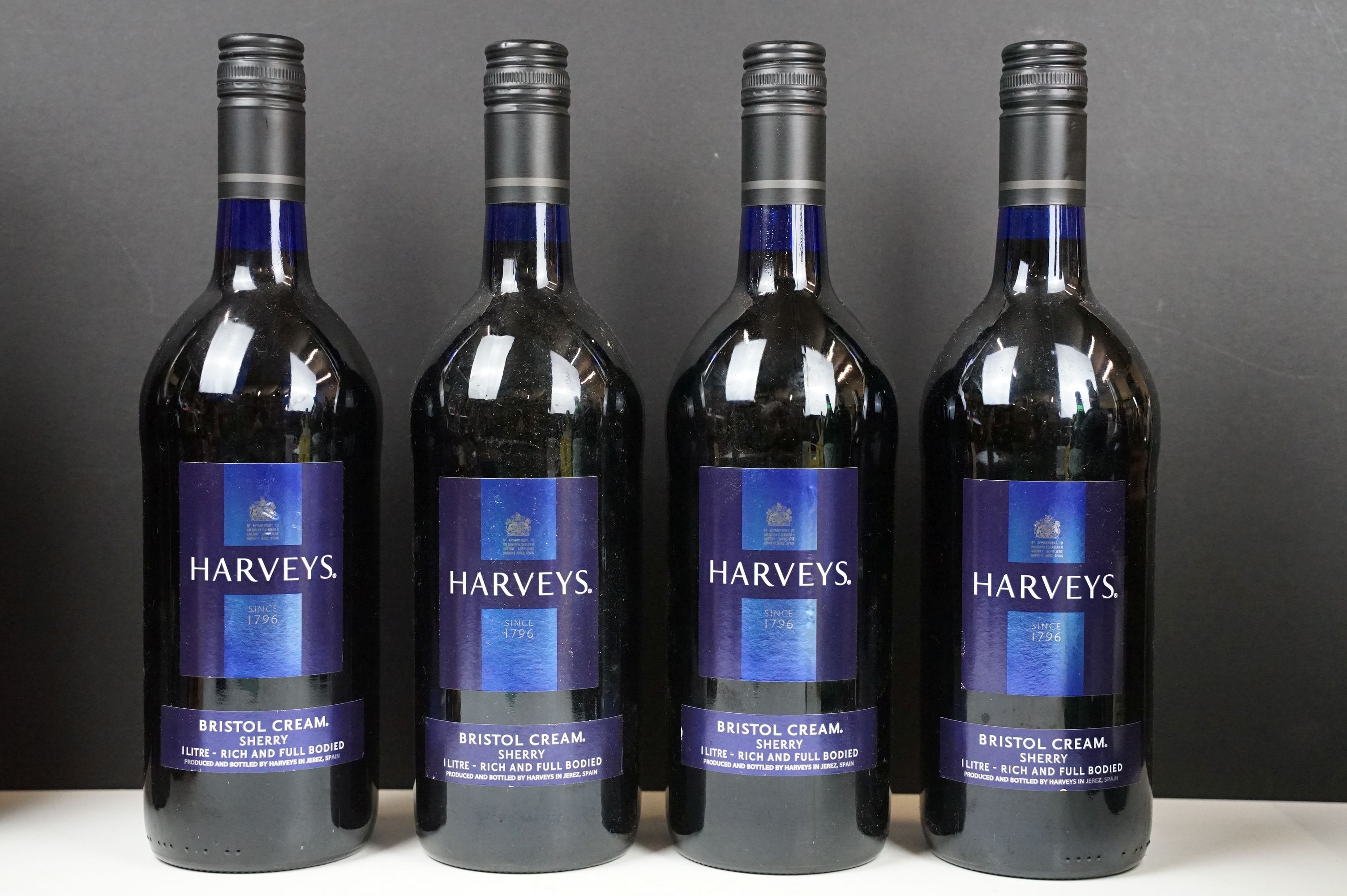 Collection of 14 bottles of wine and spirits to include Harvey's Bristol Cream, Courvoisier, D.O. - Bild 2 aus 12