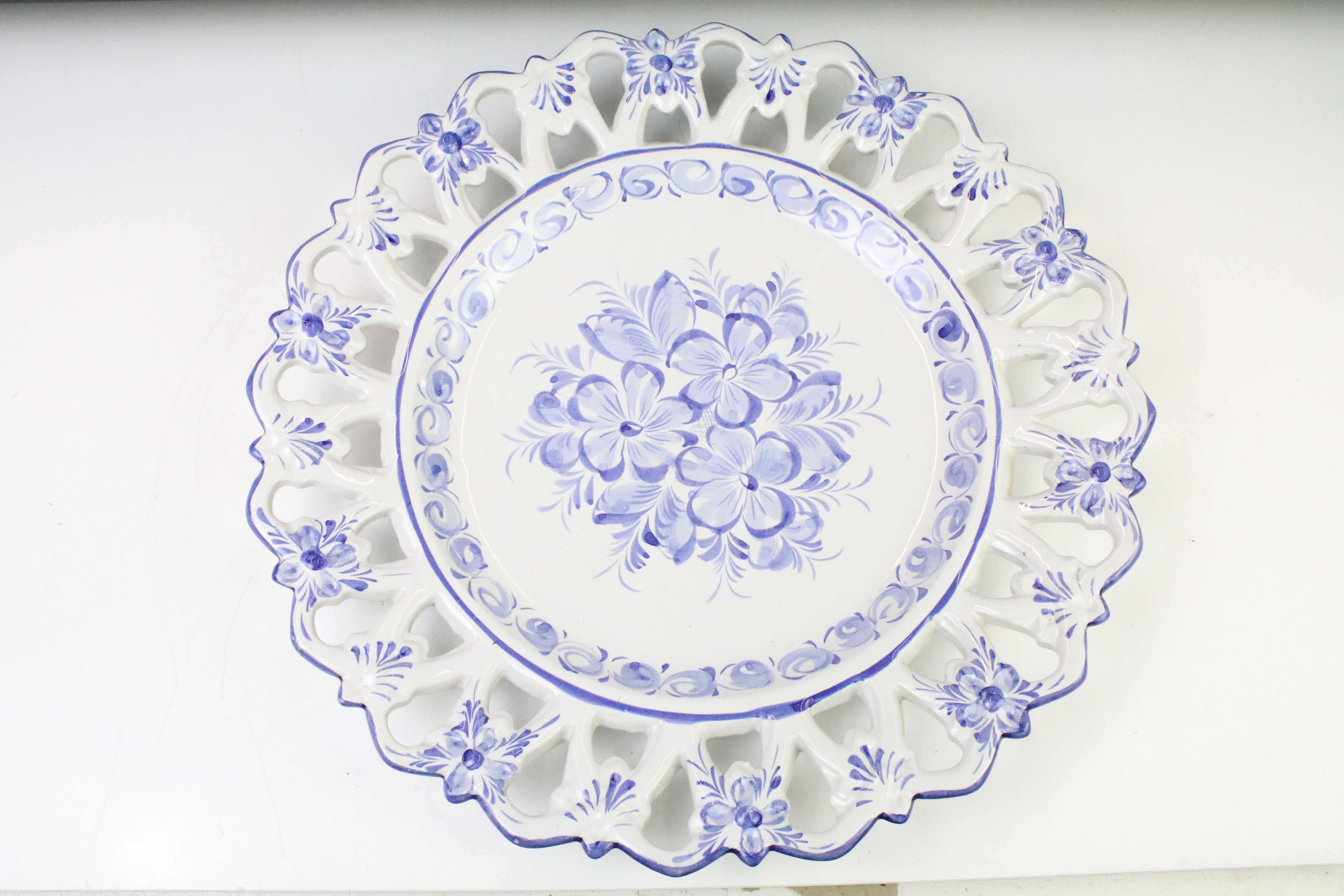 Collection of Portuguese ceramics to include five small wall plates and three large wall plates, all - Image 9 of 12