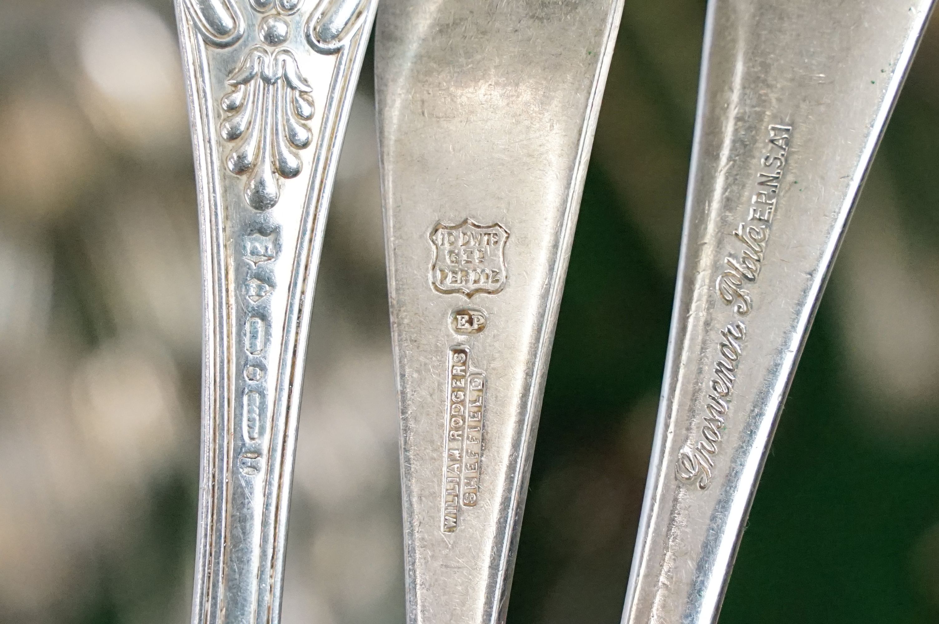 Mahogany cased canteen of cutlery, containing a mixture of silver plated flatware, to include King's - Image 4 of 7