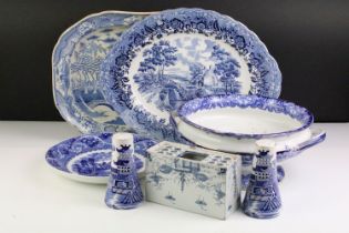 Mixed blue & white ceramics to include a Chinese brick shaped vase (approx 14.5cm wide), Doulton '