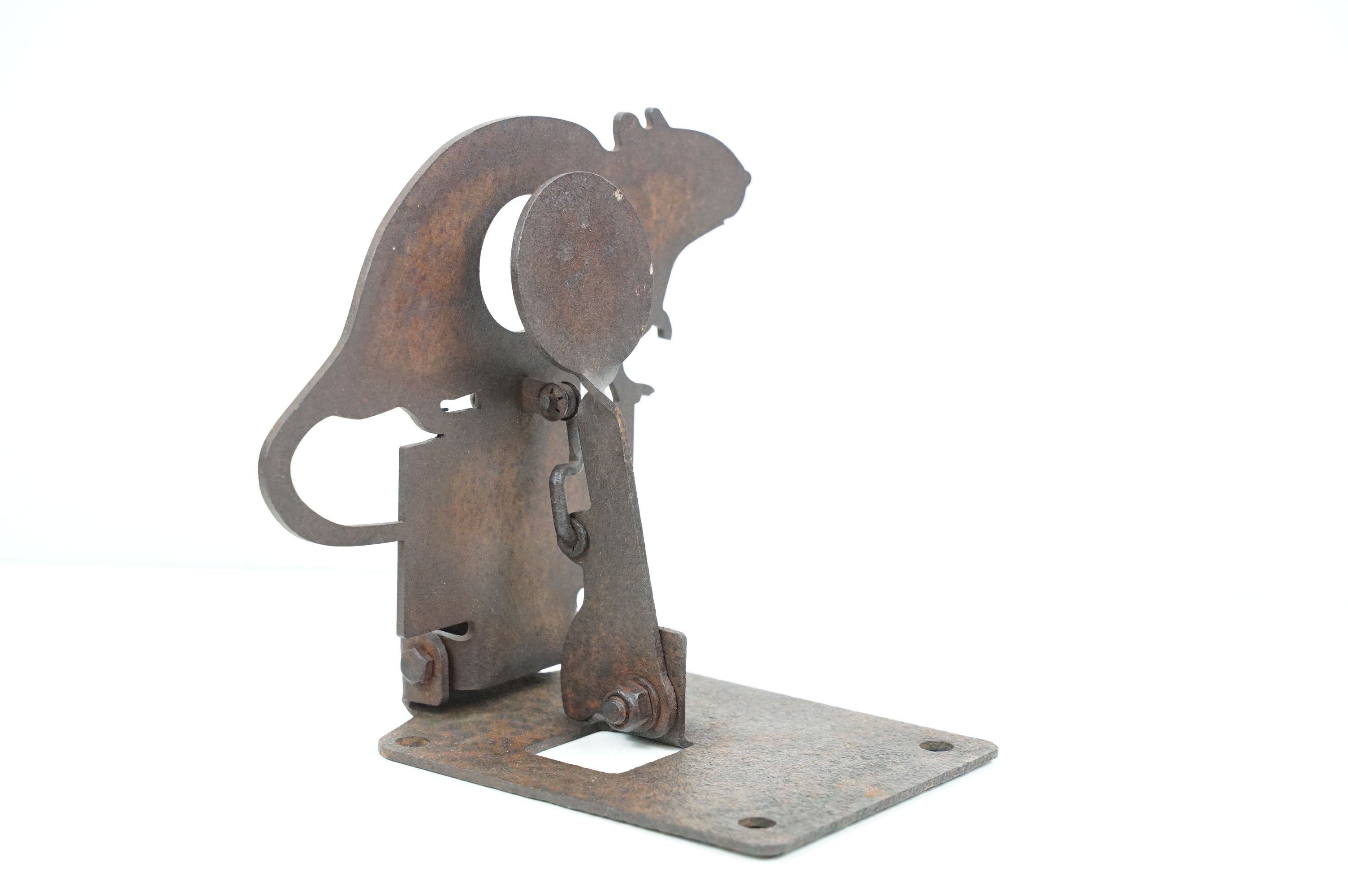 Vintage iron target practice in the form of a rat with collapsible mechanism, approx 18cm tall - Image 2 of 5