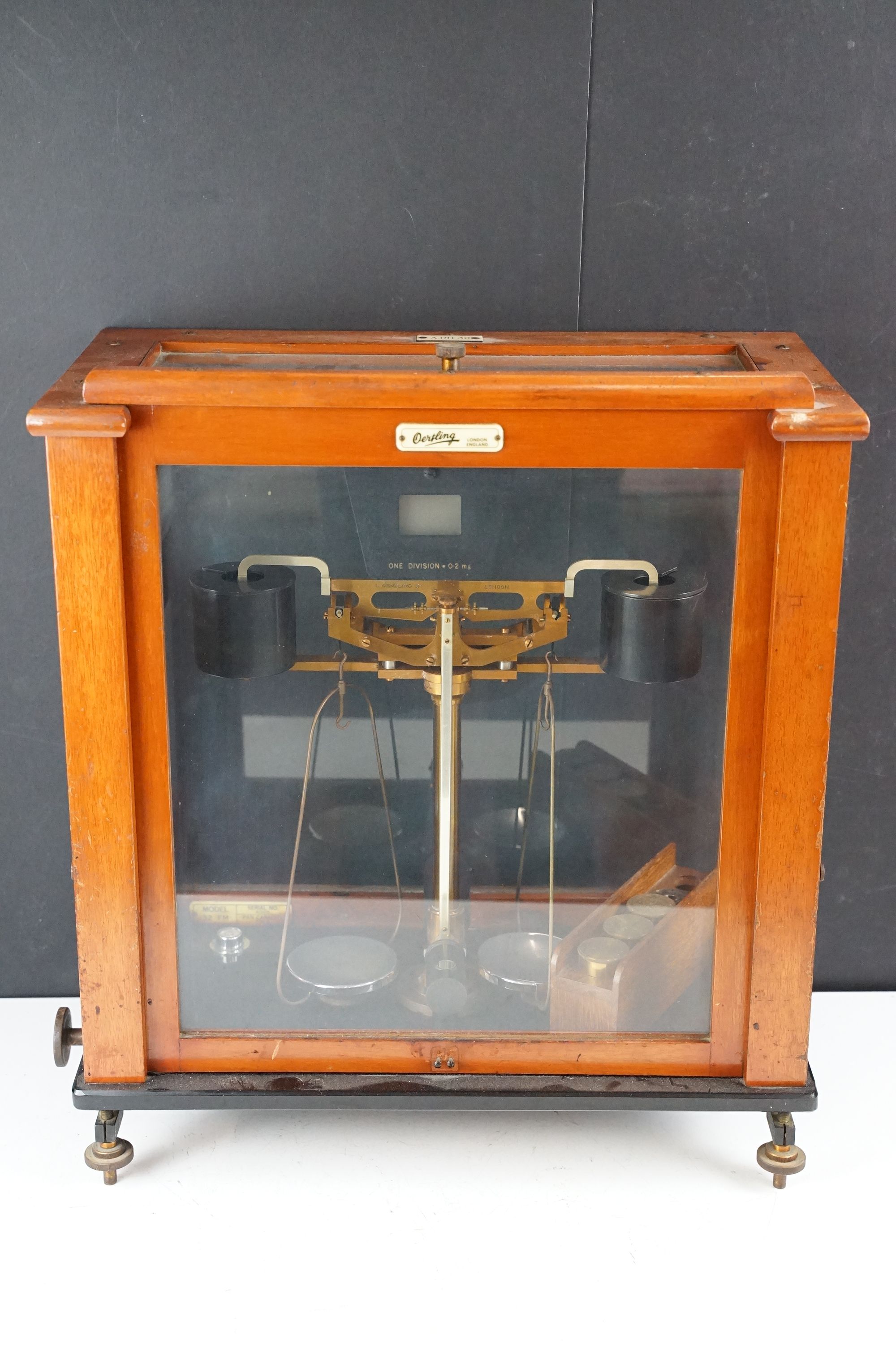 Set of vintage Oerting balance scales set within a glazed wooden case with a set of brass weights - Image 2 of 19