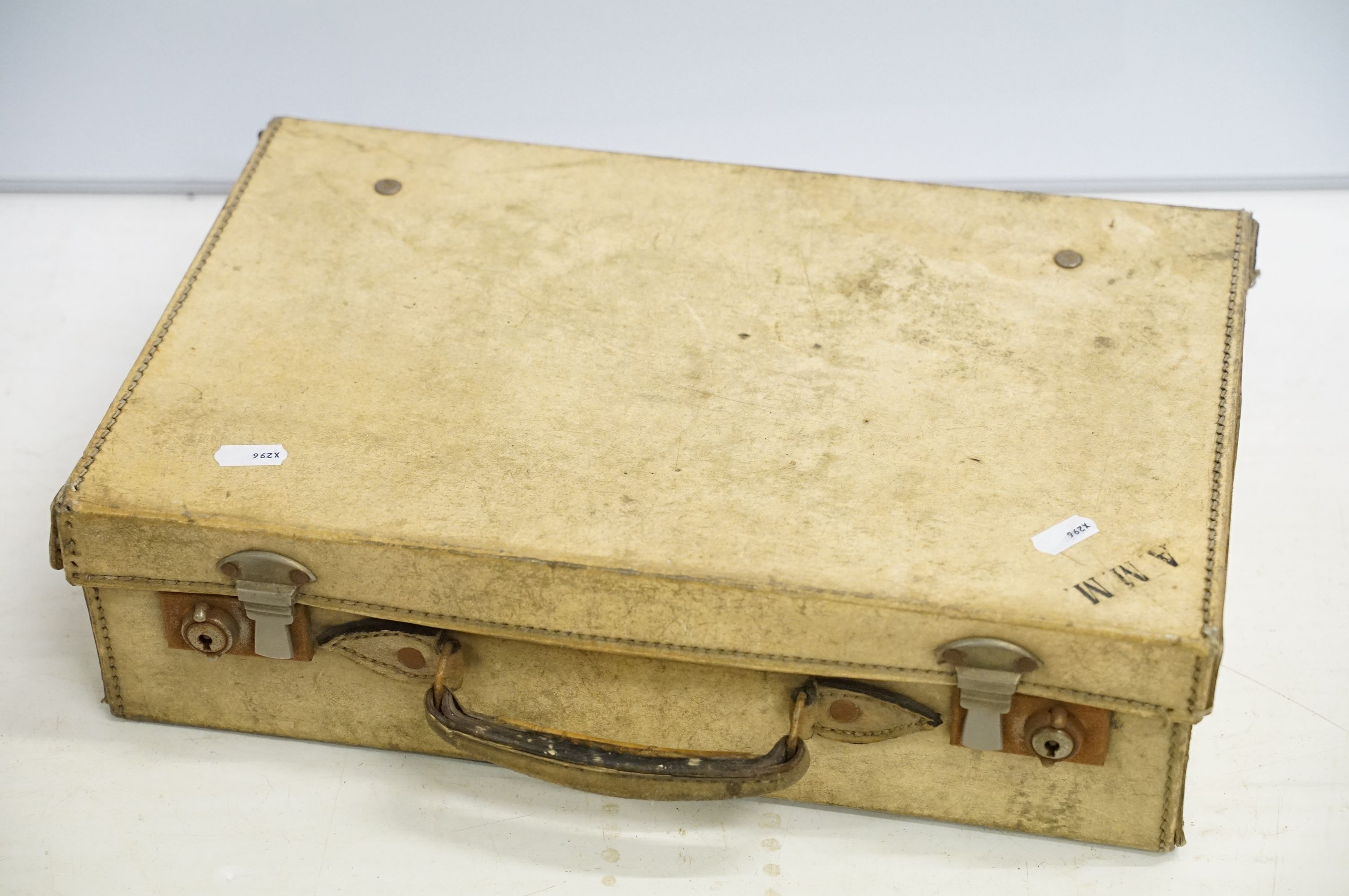 Vintage luggage - Three cases to include two leather examples with carry handles (largest approx - Image 5 of 11