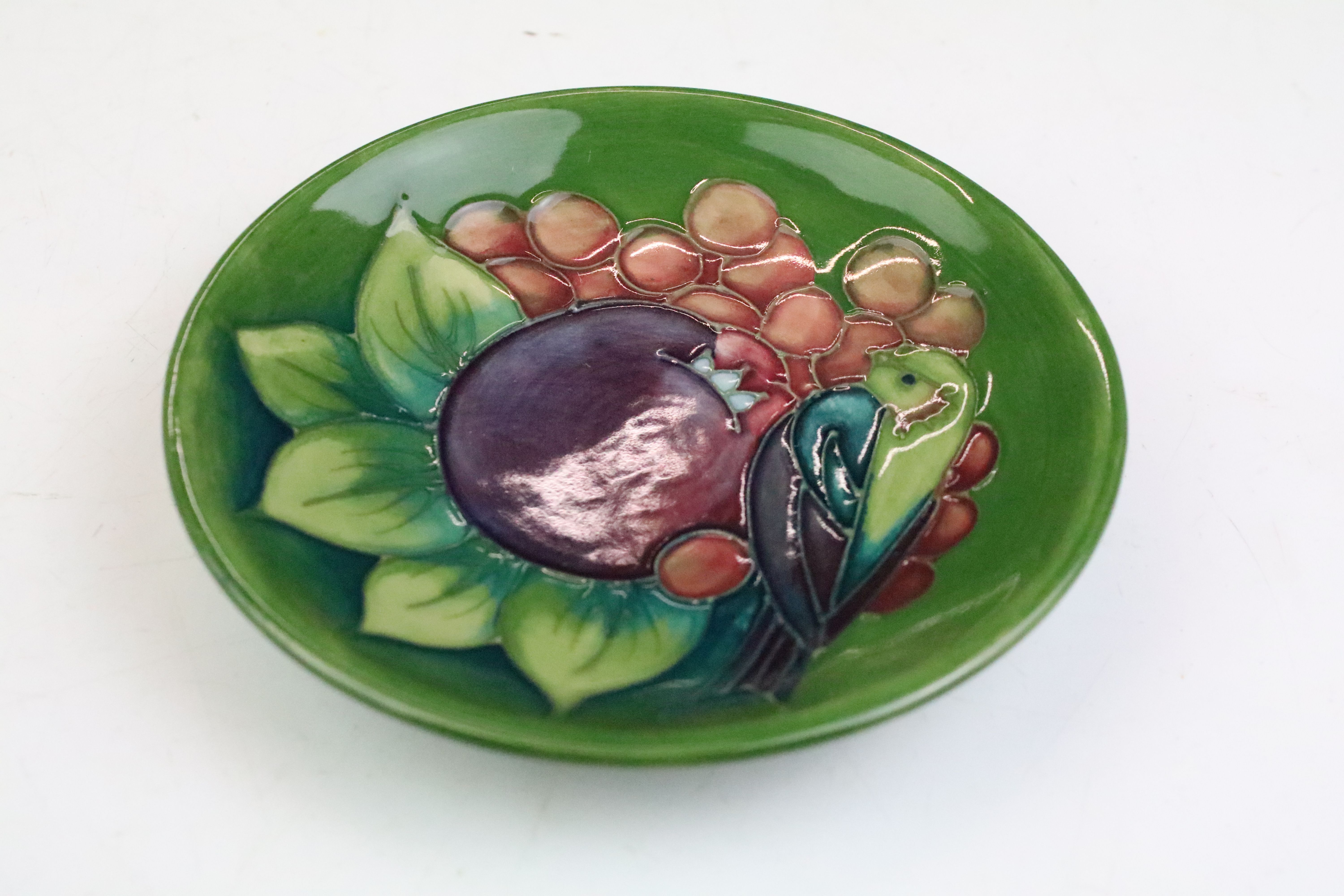 Four Moorcroft small shallow dishes, comprising: Hibiscus pattern, Finch and Fruit pattern, - Image 9 of 13