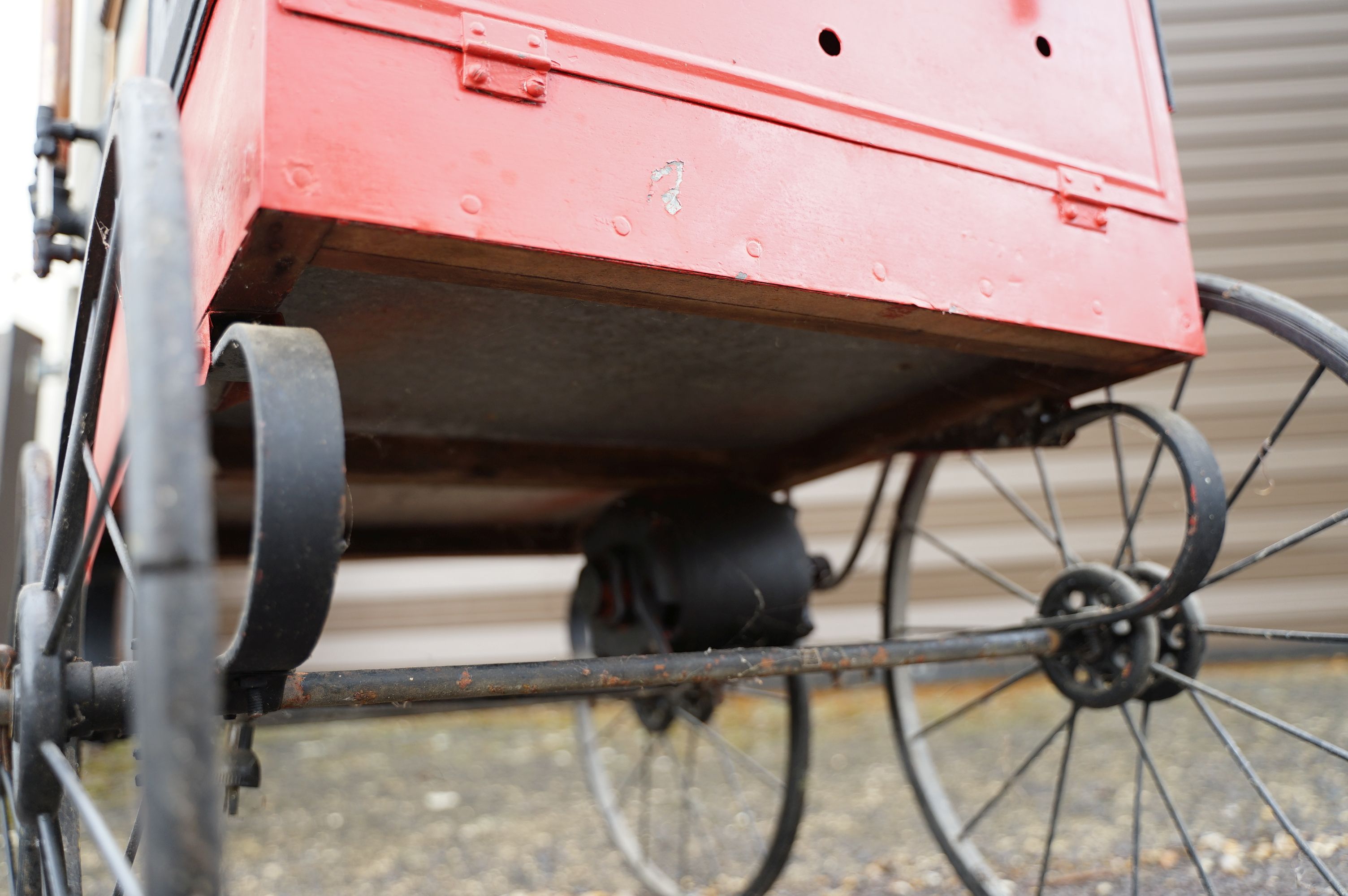 Vintage American chestnut cart raised on four wheels with oak glazed case to top with burner to - Image 16 of 16