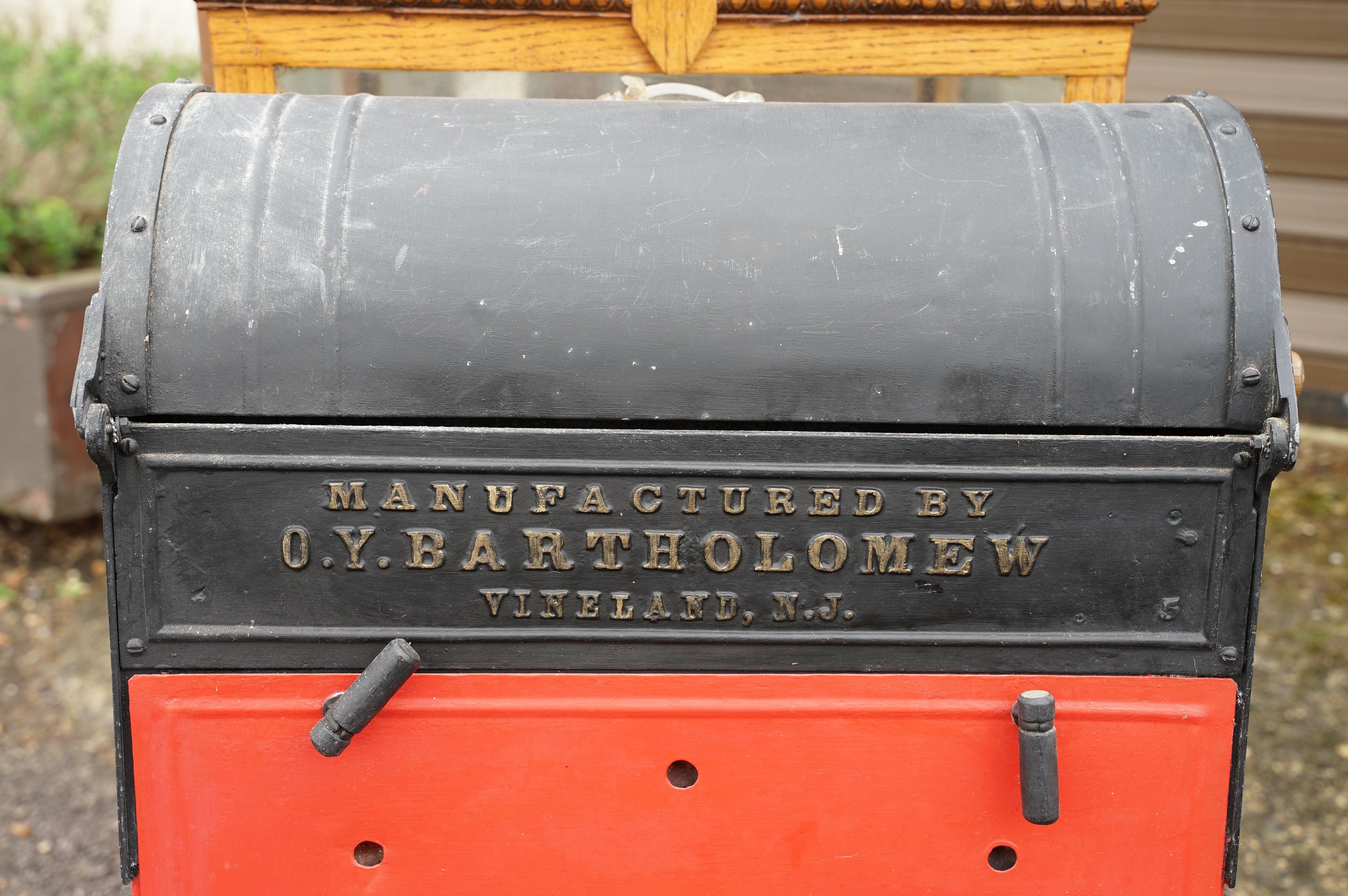 Vintage American chestnut cart raised on four wheels with oak glazed case to top with burner to - Image 2 of 16