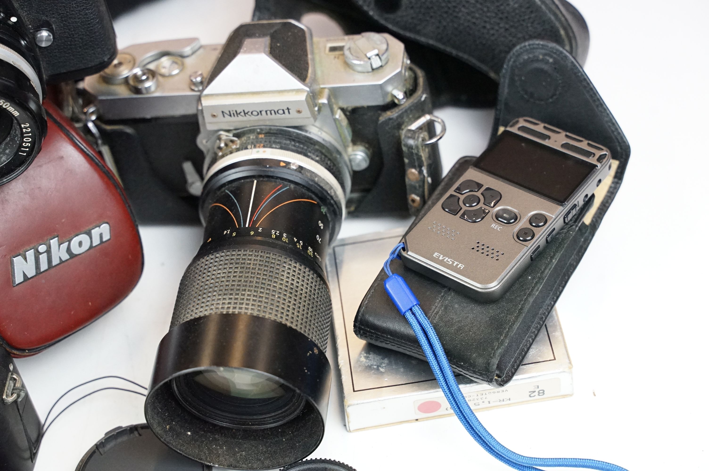 Assorted collection of cameras and camera equipment to include Nikon F3/T, Nikkormat camera body - Image 8 of 10