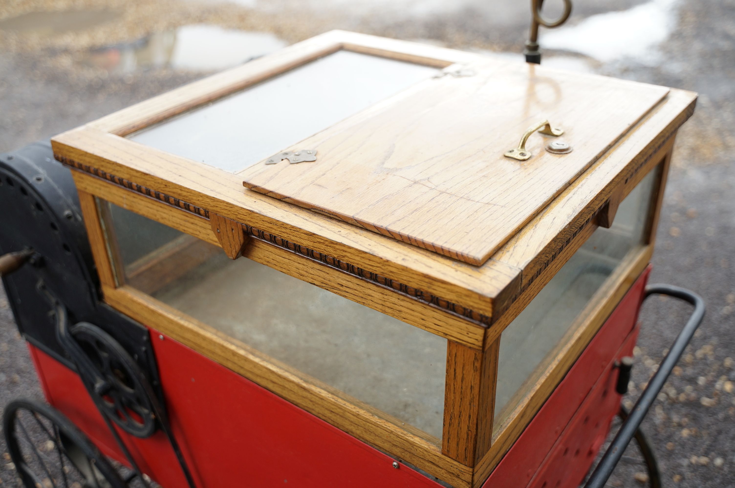 Vintage American chestnut cart raised on four wheels with oak glazed case to top with burner to - Image 15 of 16