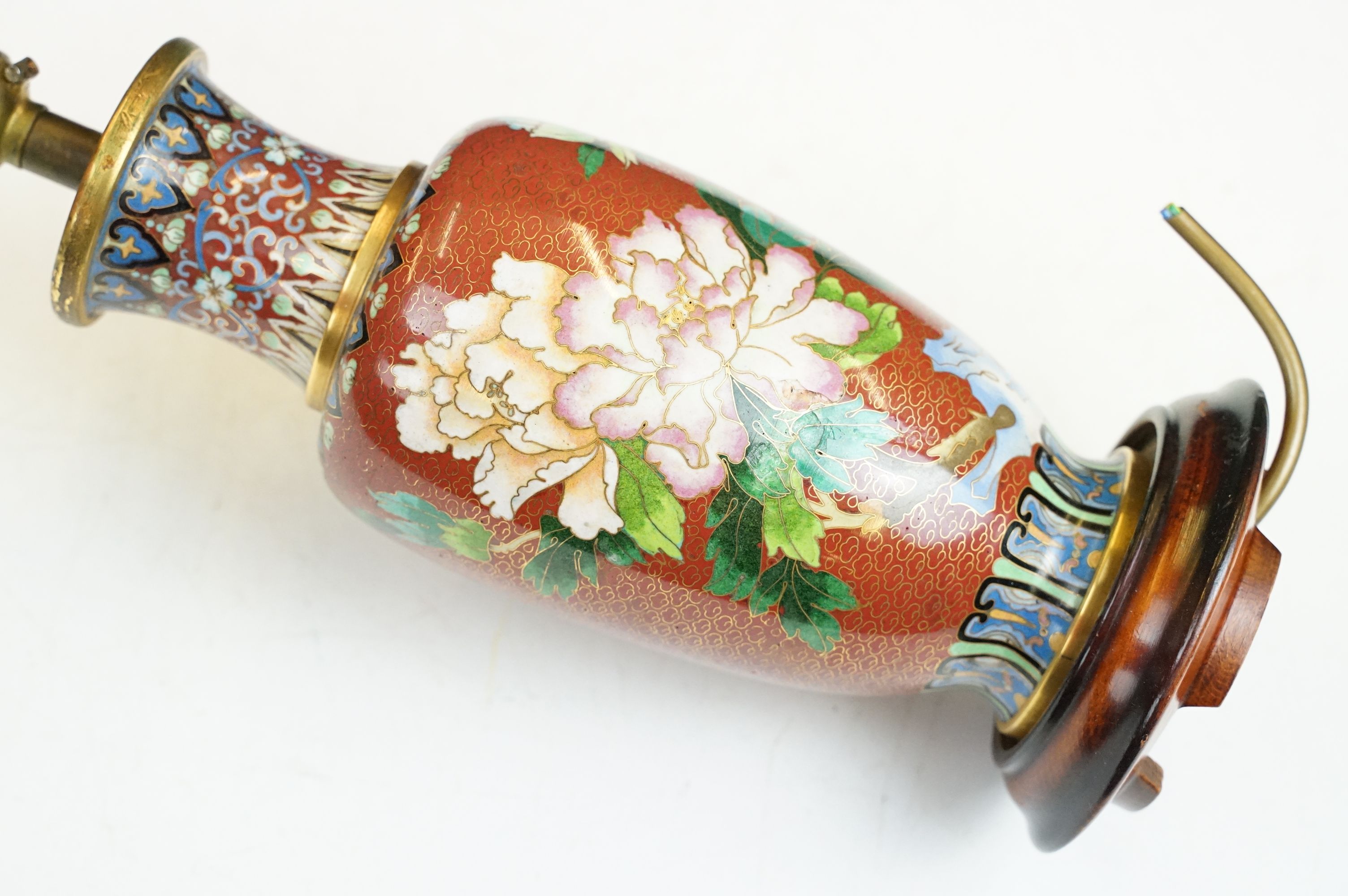 Cloisonne Table Lamp decorated with chrysanthemums on a red ground, raised on a wooden stand, 34cm - Image 5 of 9