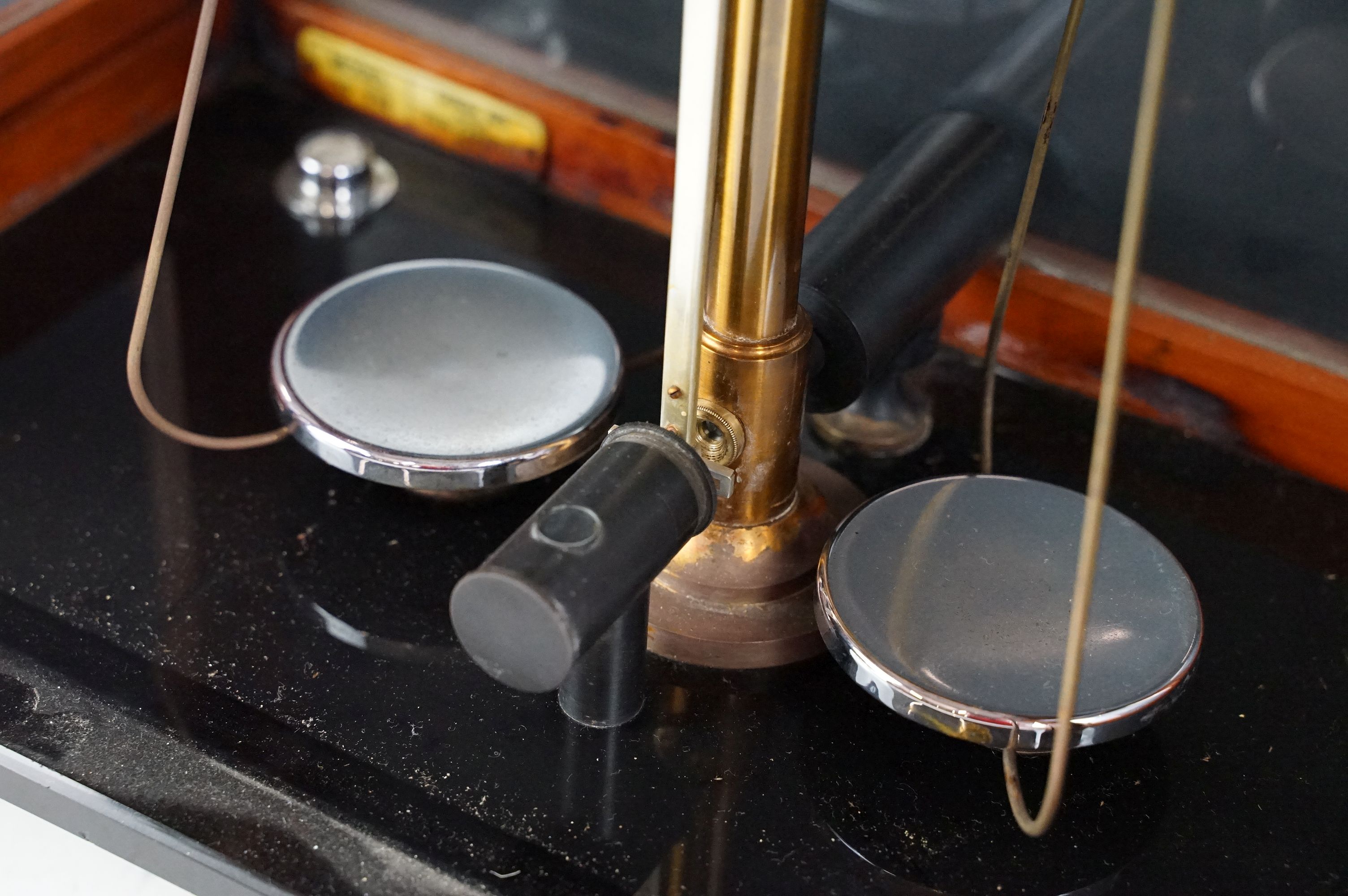 Set of vintage Oerting balance scales set within a glazed wooden case with a set of brass weights - Image 9 of 19