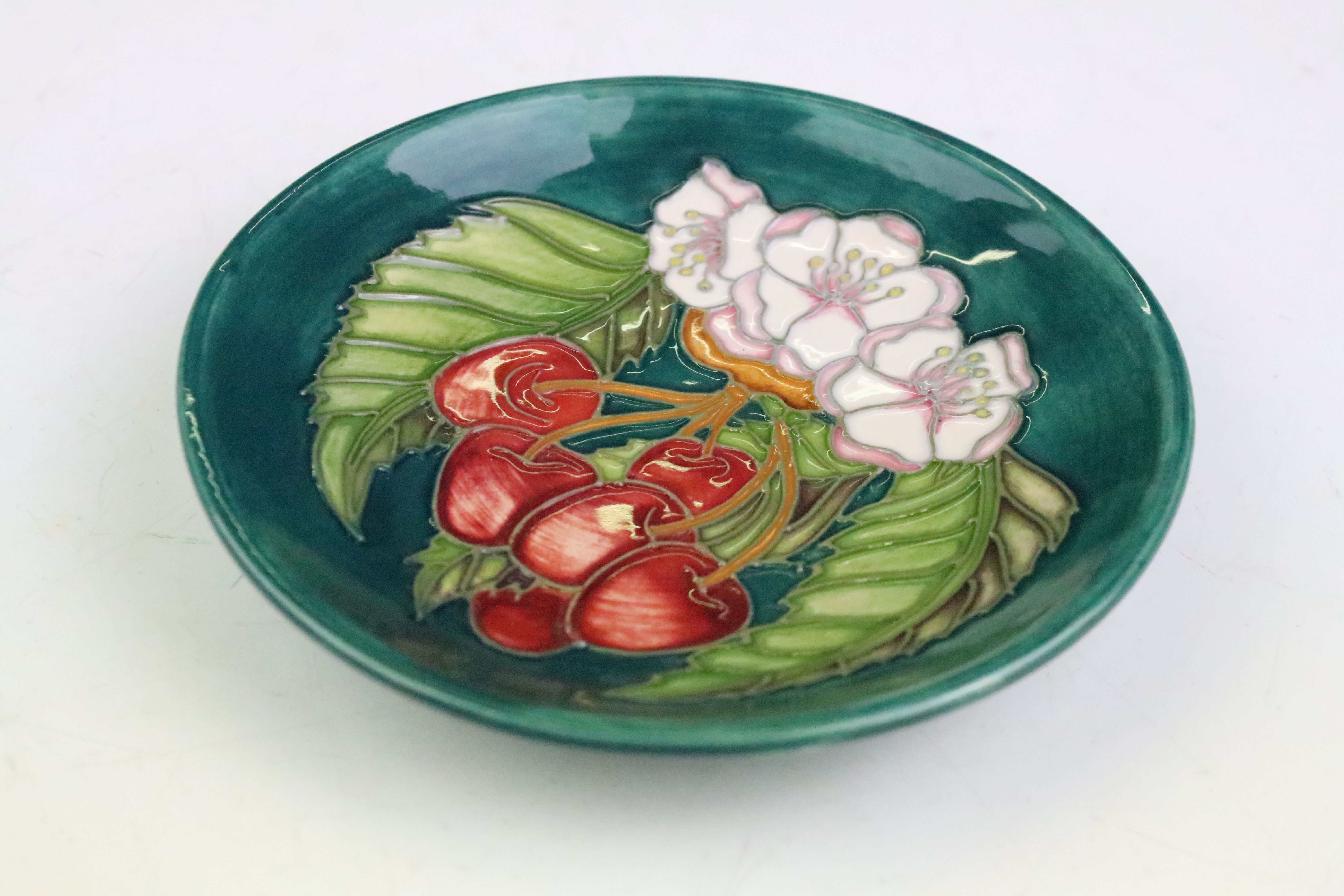 Four Moorcroft small shallow dishes, comprising: Hibiscus pattern, Finch and Fruit pattern, - Image 6 of 13