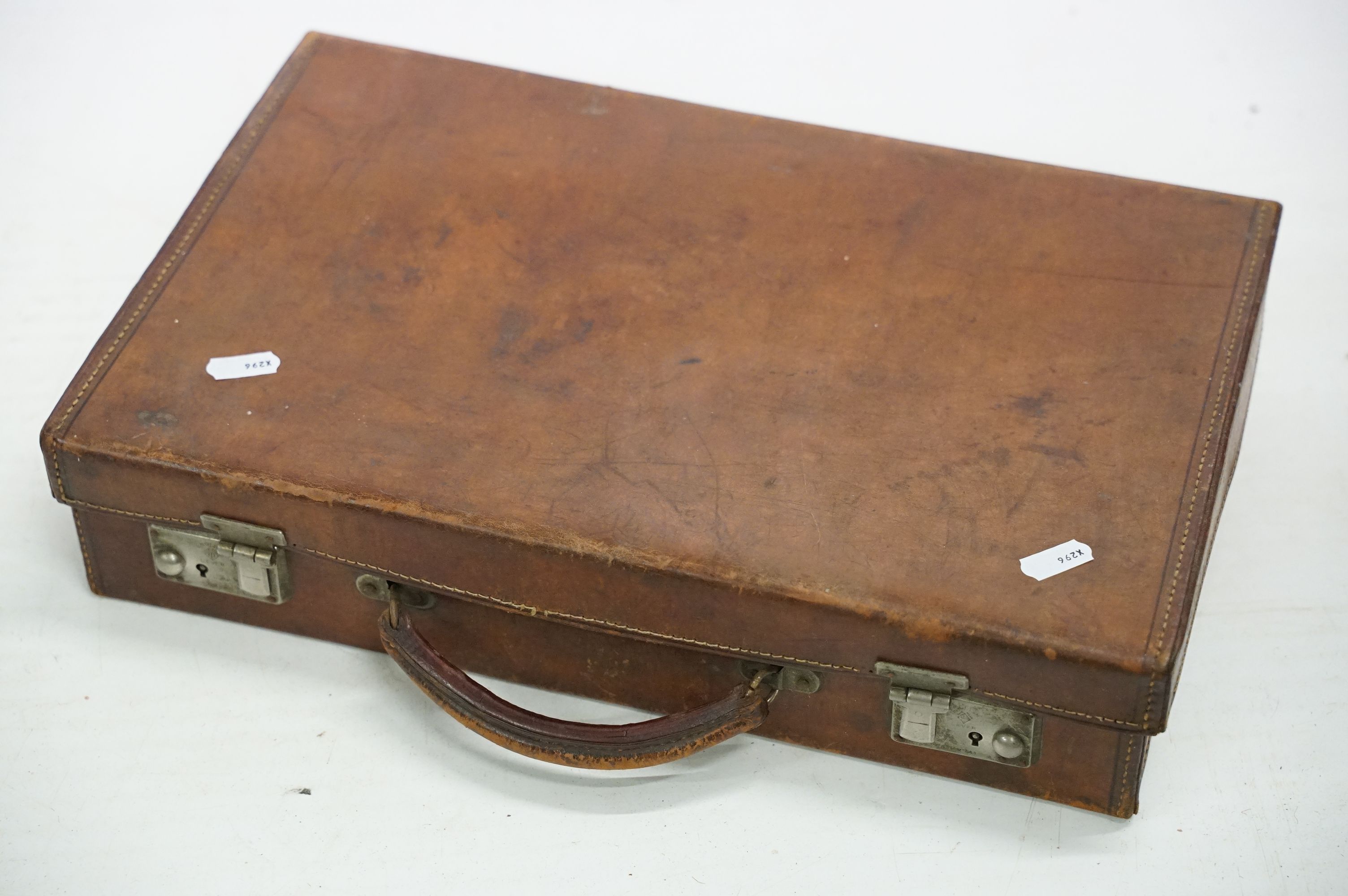 Vintage luggage - Three cases to include two leather examples with carry handles (largest approx - Image 9 of 11