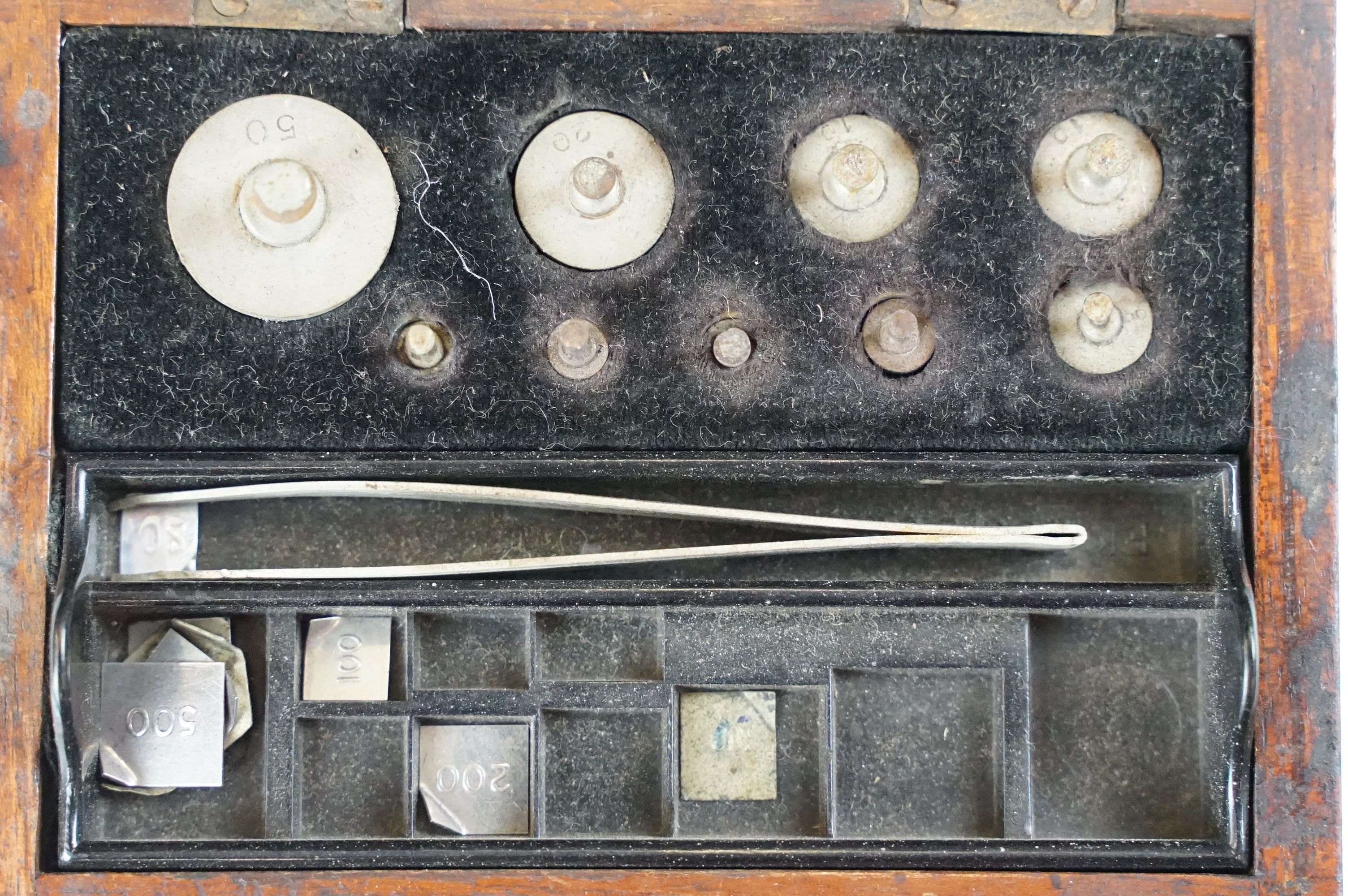 Set of vintage Oerting balance scales set within a glazed wooden case with a set of brass weights - Image 12 of 19