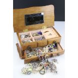 Collection of jewellery to include gold and silver examples contained within a jewellery box