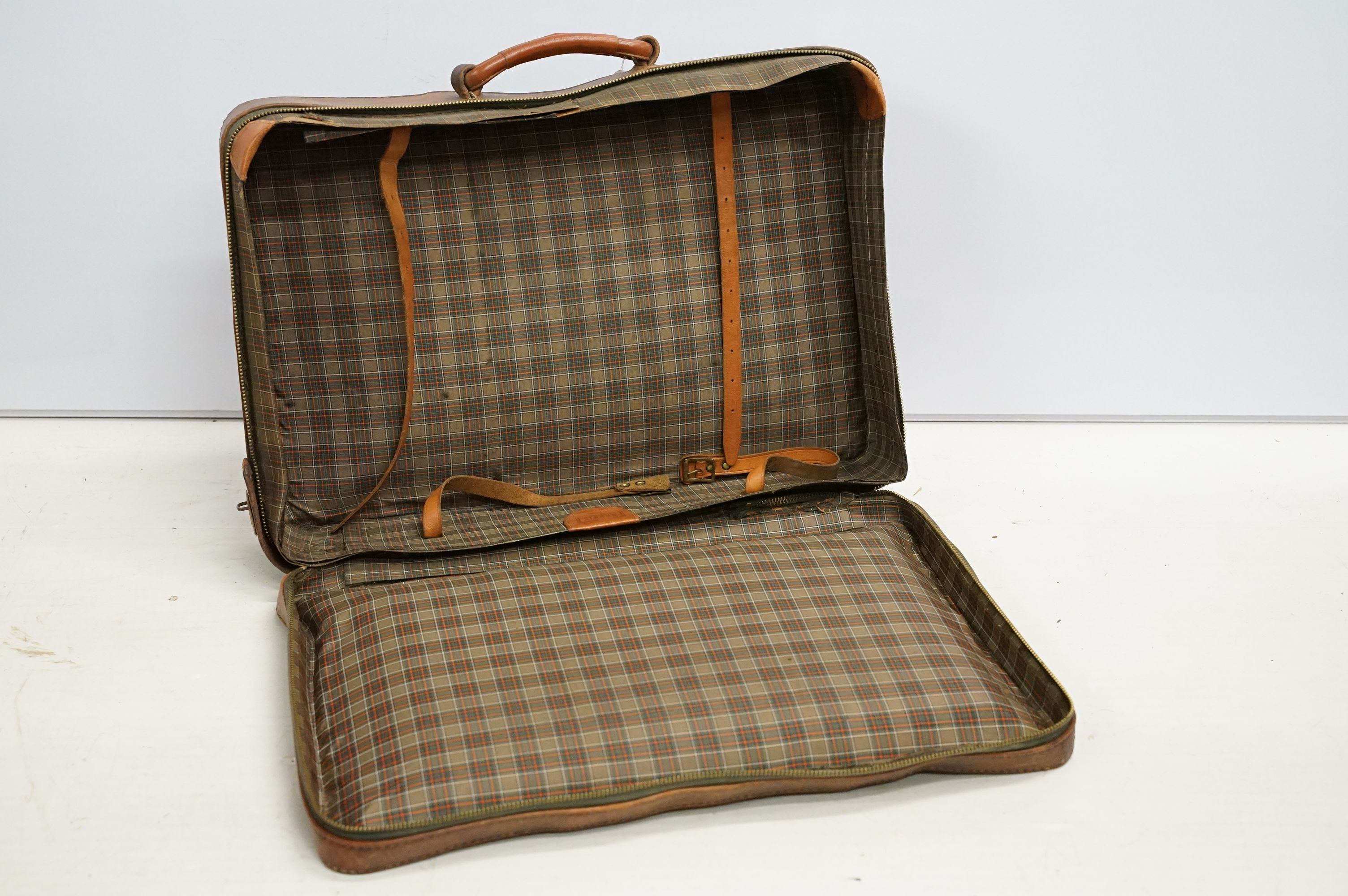 Vintage luggage - Three cases to include two leather examples with carry handles (largest approx - Image 4 of 11