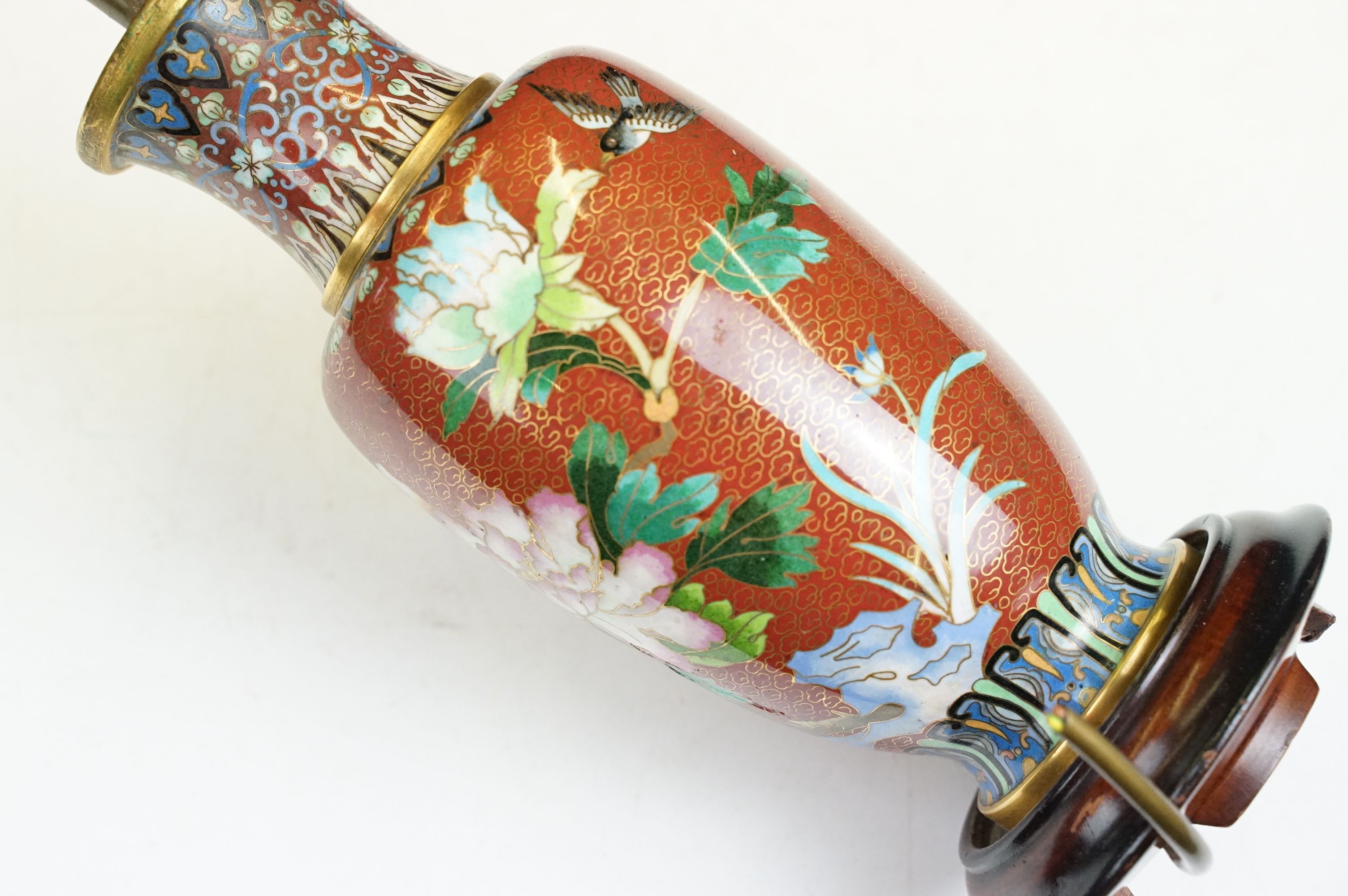 Cloisonne Table Lamp decorated with chrysanthemums on a red ground, raised on a wooden stand, 34cm - Image 6 of 9