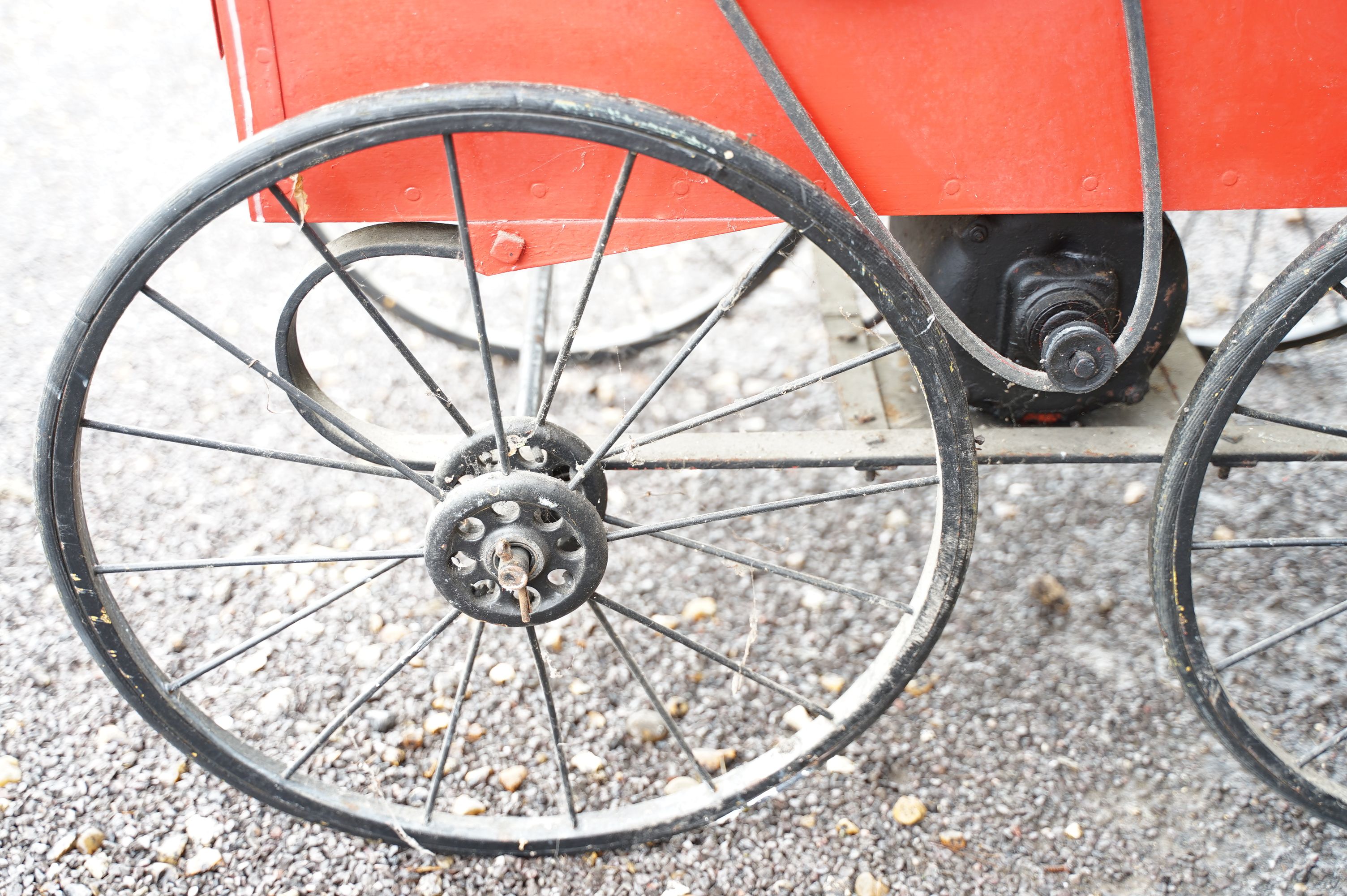 Vintage American chestnut cart raised on four wheels with oak glazed case to top with burner to - Image 12 of 16