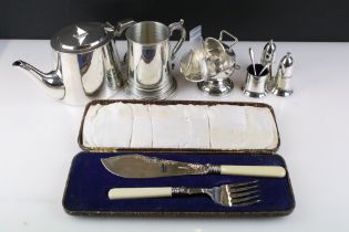 Small collection of silver plate & pewter to include a Gladwin Ltd teapot, cased fish server set,