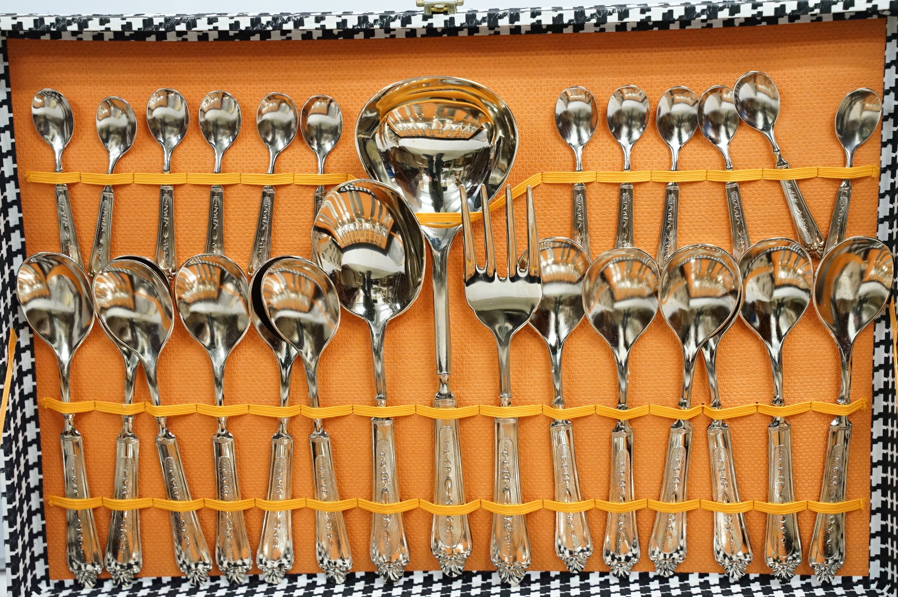 Vintage boxed canteen of cutlery for 12 people together with a collection of assorted flat ware - Image 3 of 5