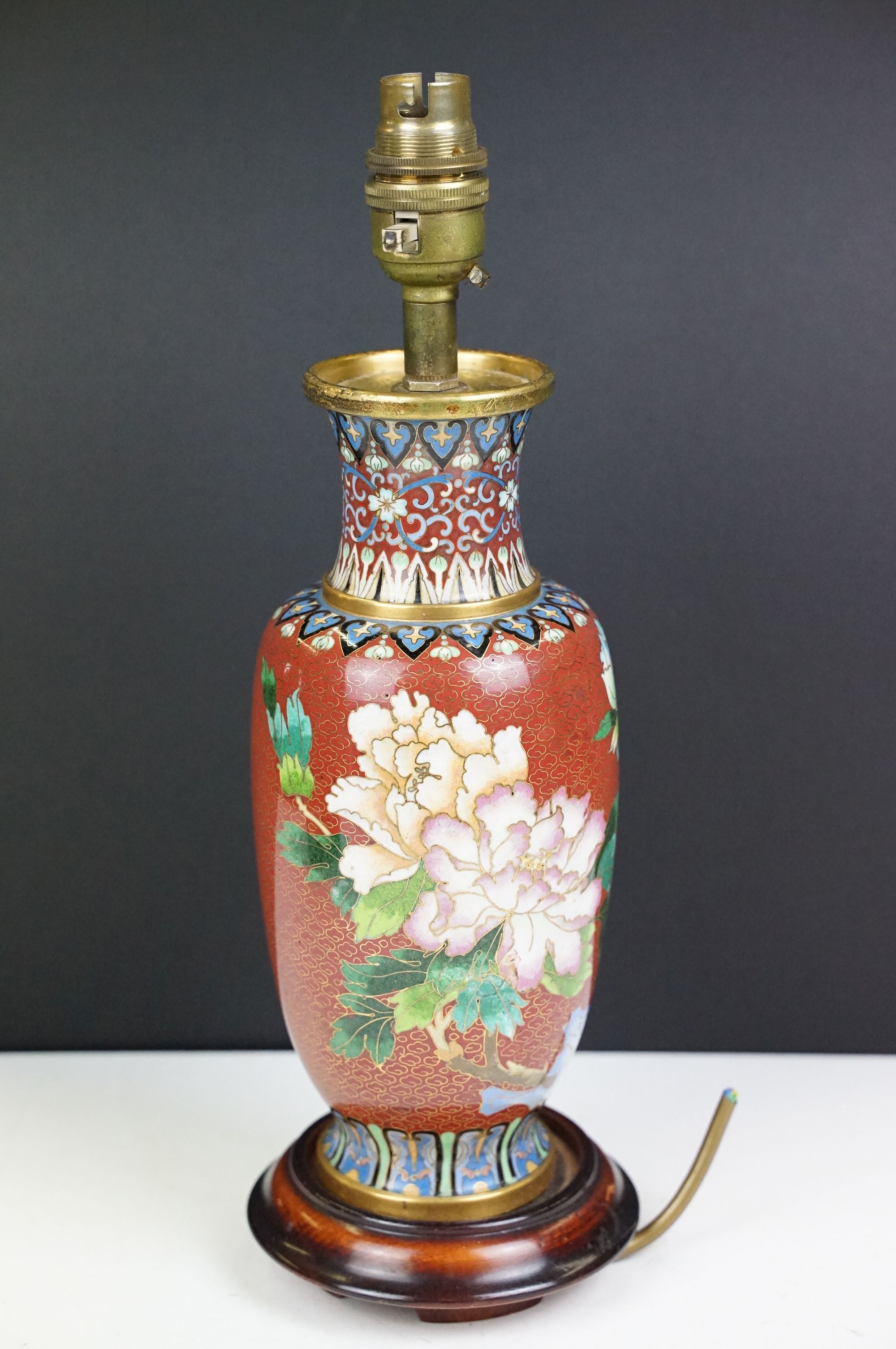 Cloisonne Table Lamp decorated with chrysanthemums on a red ground, raised on a wooden stand, 34cm - Image 2 of 9