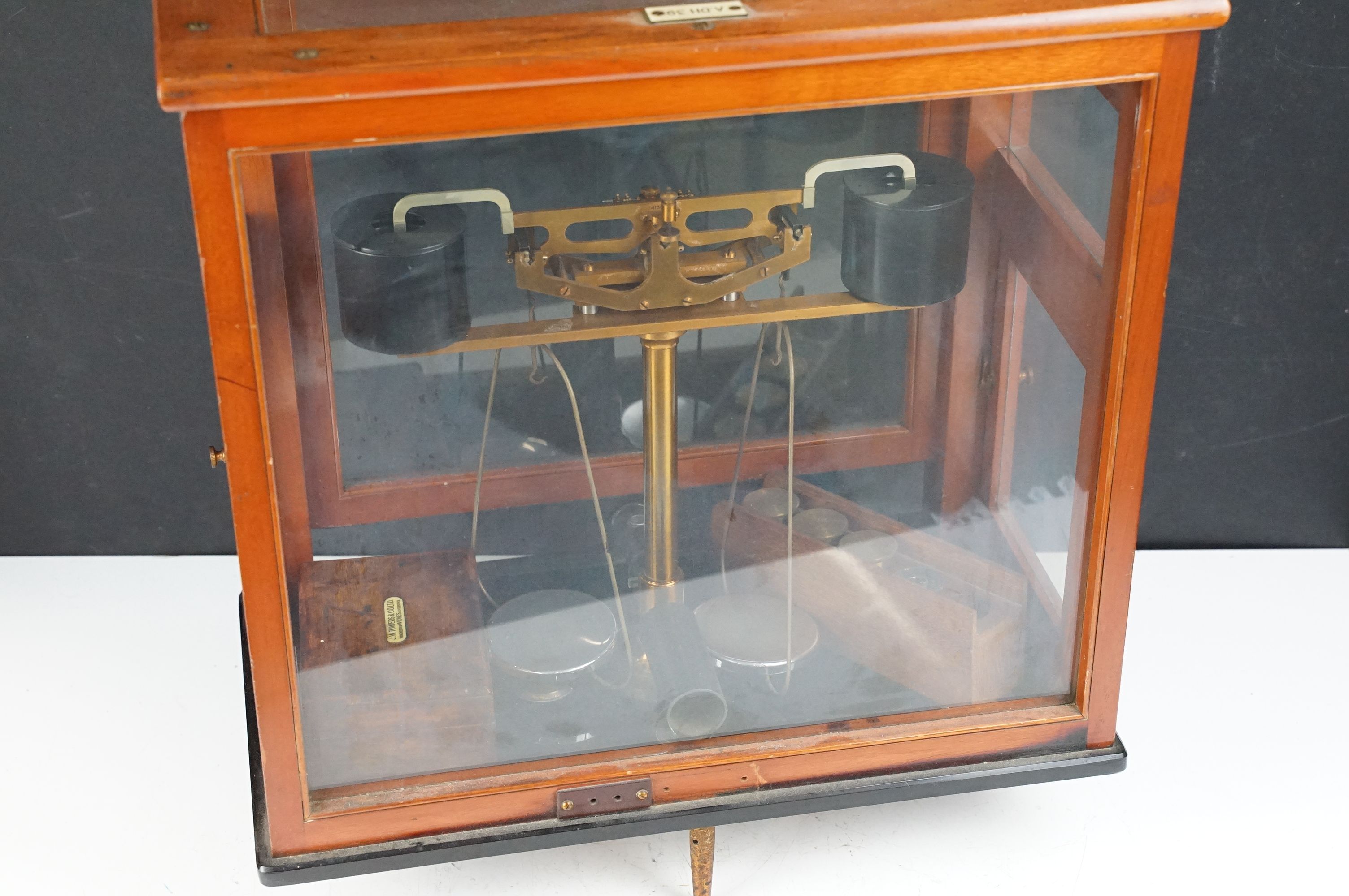 Set of vintage Oerting balance scales set within a glazed wooden case with a set of brass weights - Image 19 of 19