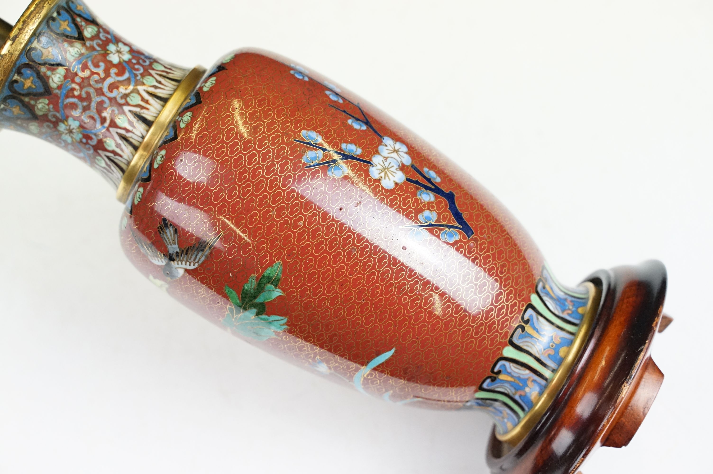 Cloisonne Table Lamp decorated with chrysanthemums on a red ground, raised on a wooden stand, 34cm - Image 7 of 9