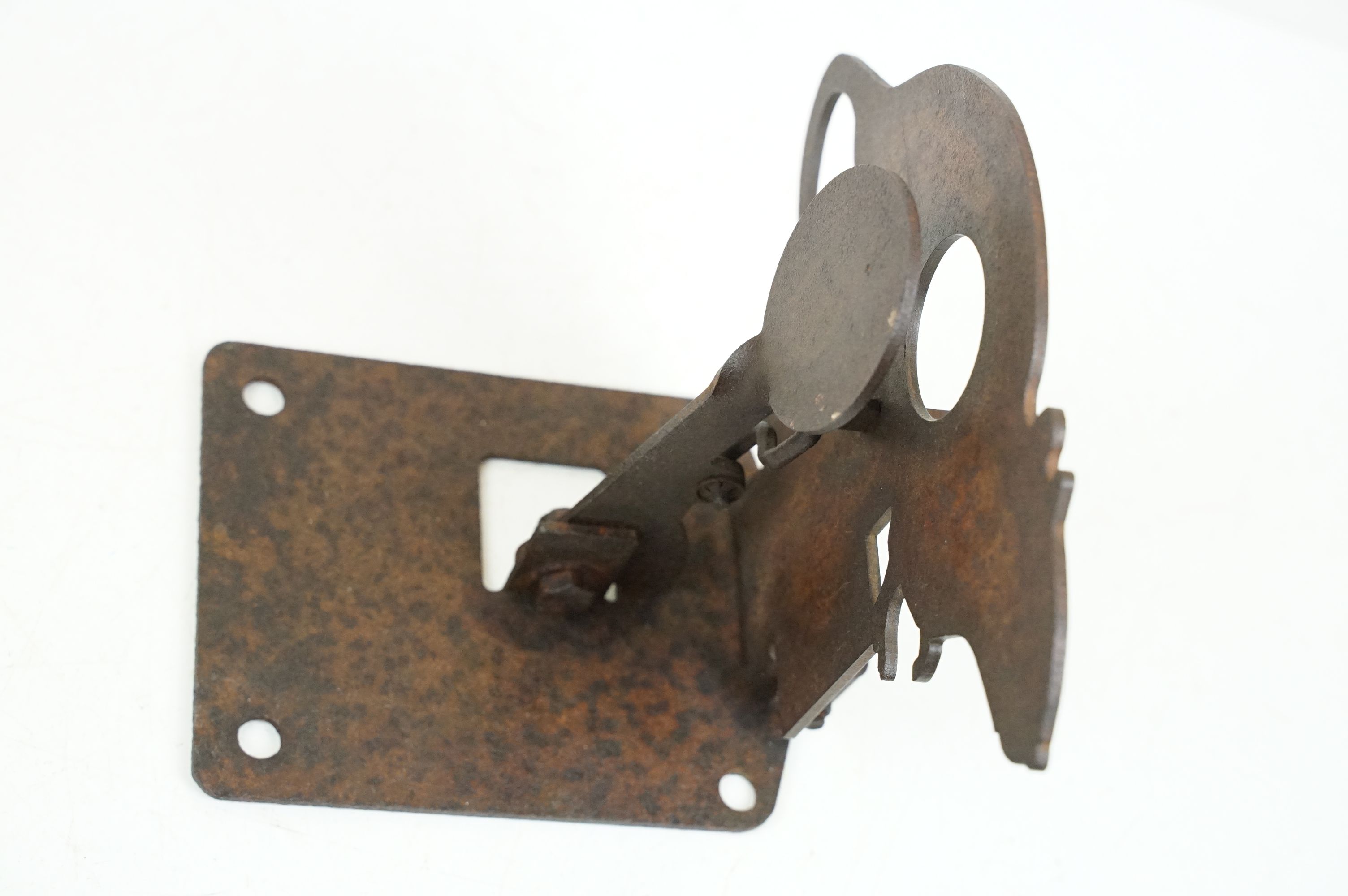 Vintage iron target practice in the form of a rat with collapsible mechanism, approx 18cm tall - Image 3 of 5