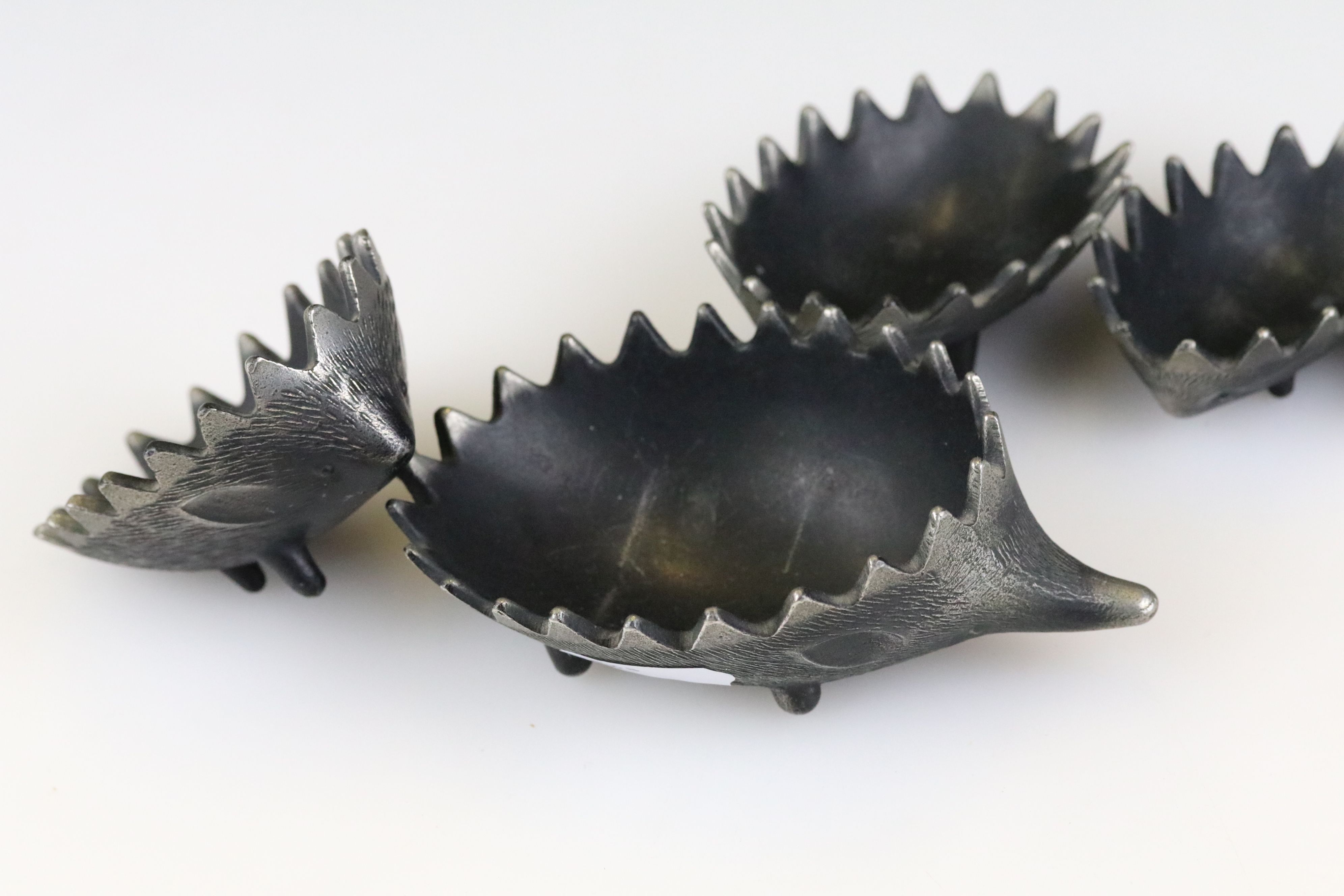 Metal hedgehog ashtray, each layer lifting to reveal a smaller hedgehog. Measures approx 11cm long - Image 3 of 5