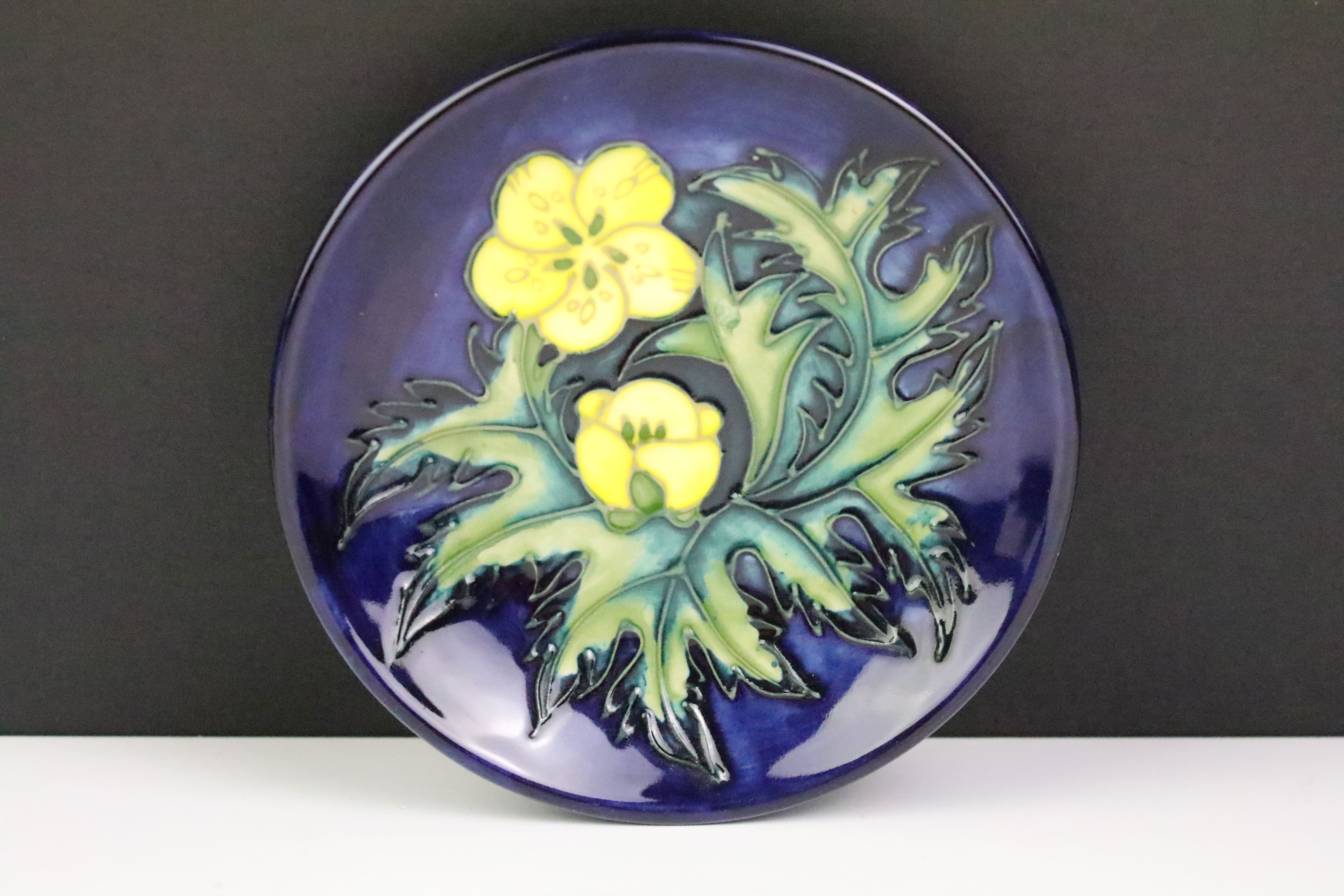 Four Moorcroft small shallow dishes, comprising: Hibiscus pattern, Finch and Fruit pattern, - Image 2 of 13